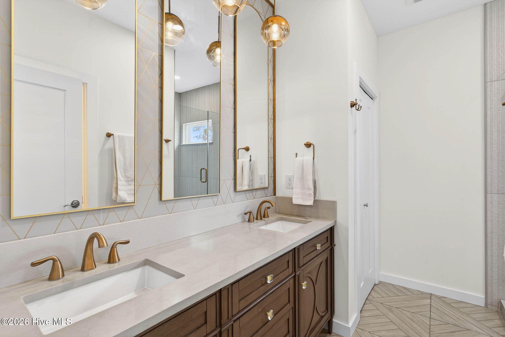 100563194 | Photo 23