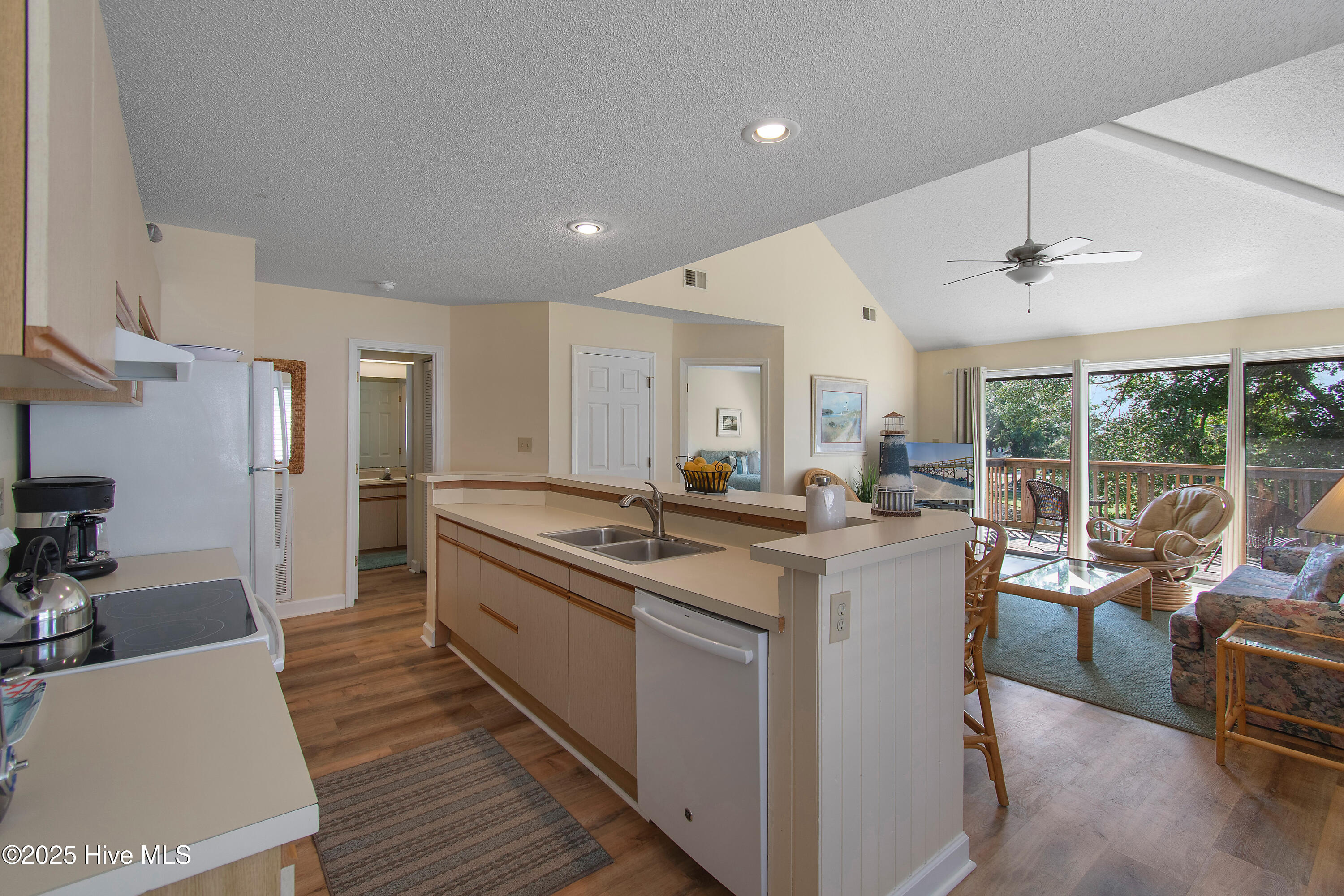 100555696 | Photo 15