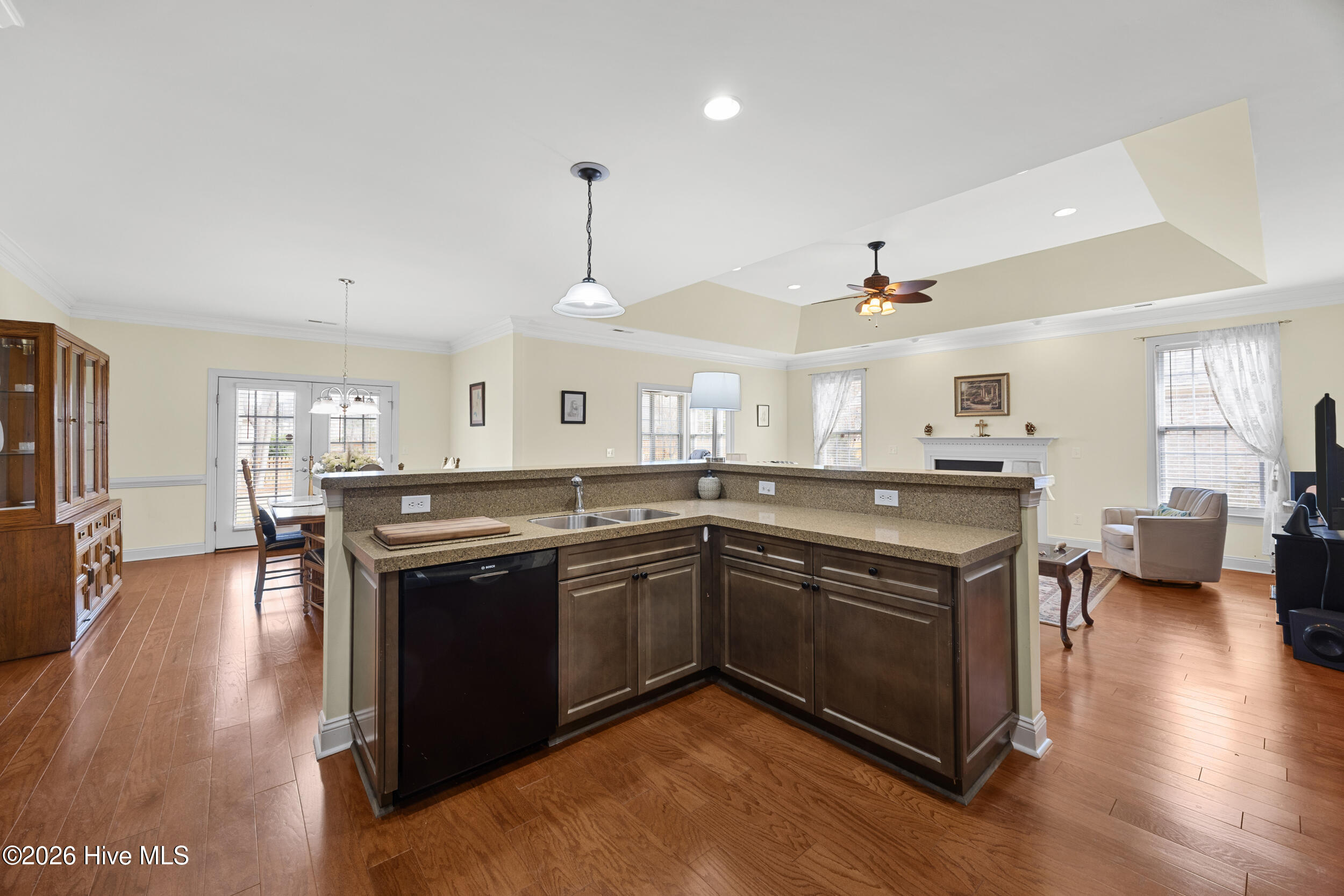 100564950 | Photo 11