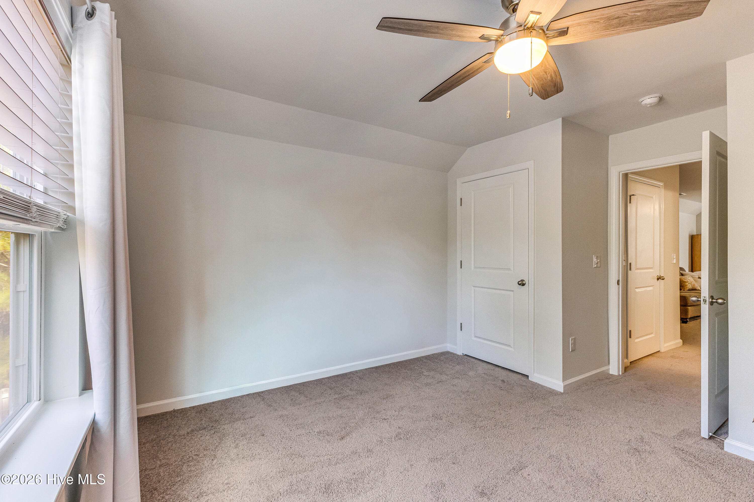 100549305 | Photo 35