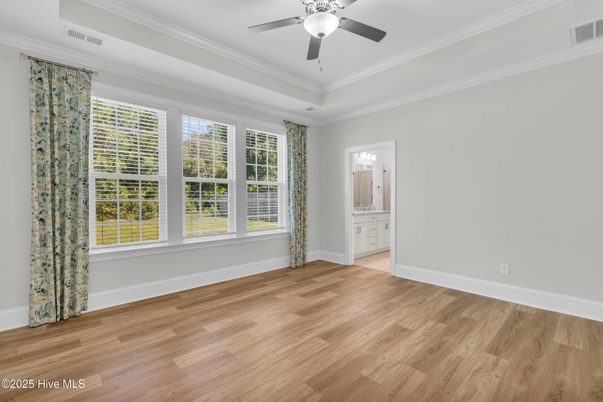 100532615 | Photo 16