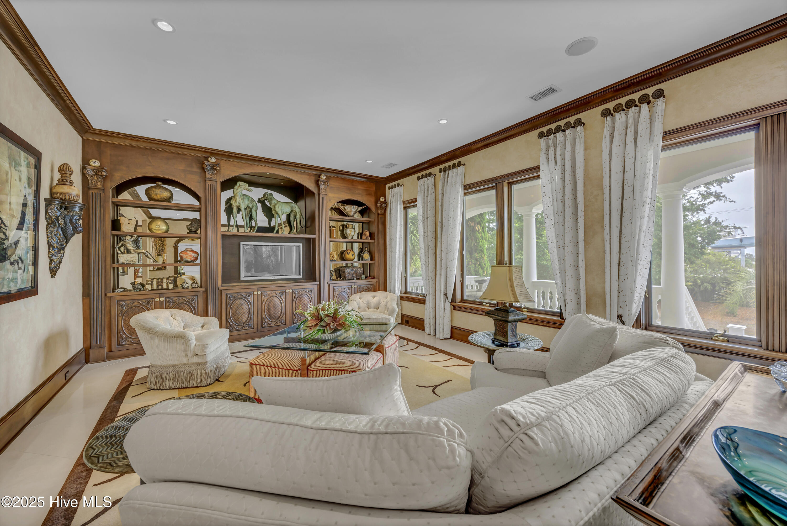 100530989 | Photo 13