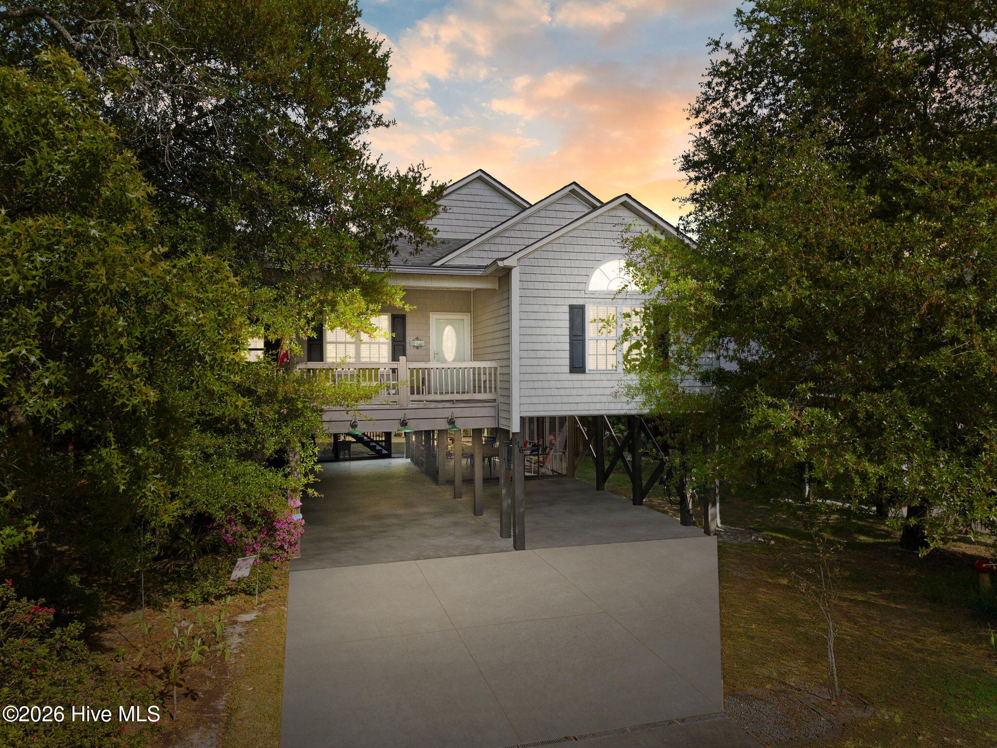 100566987 | Photo 15