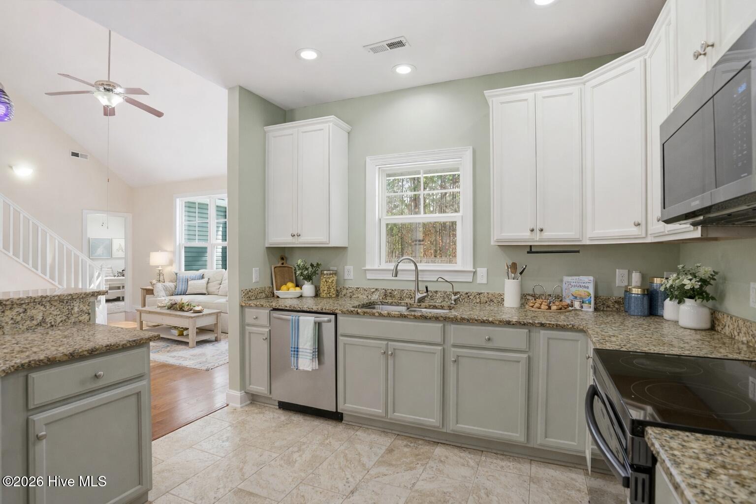 100552828 | Photo 25