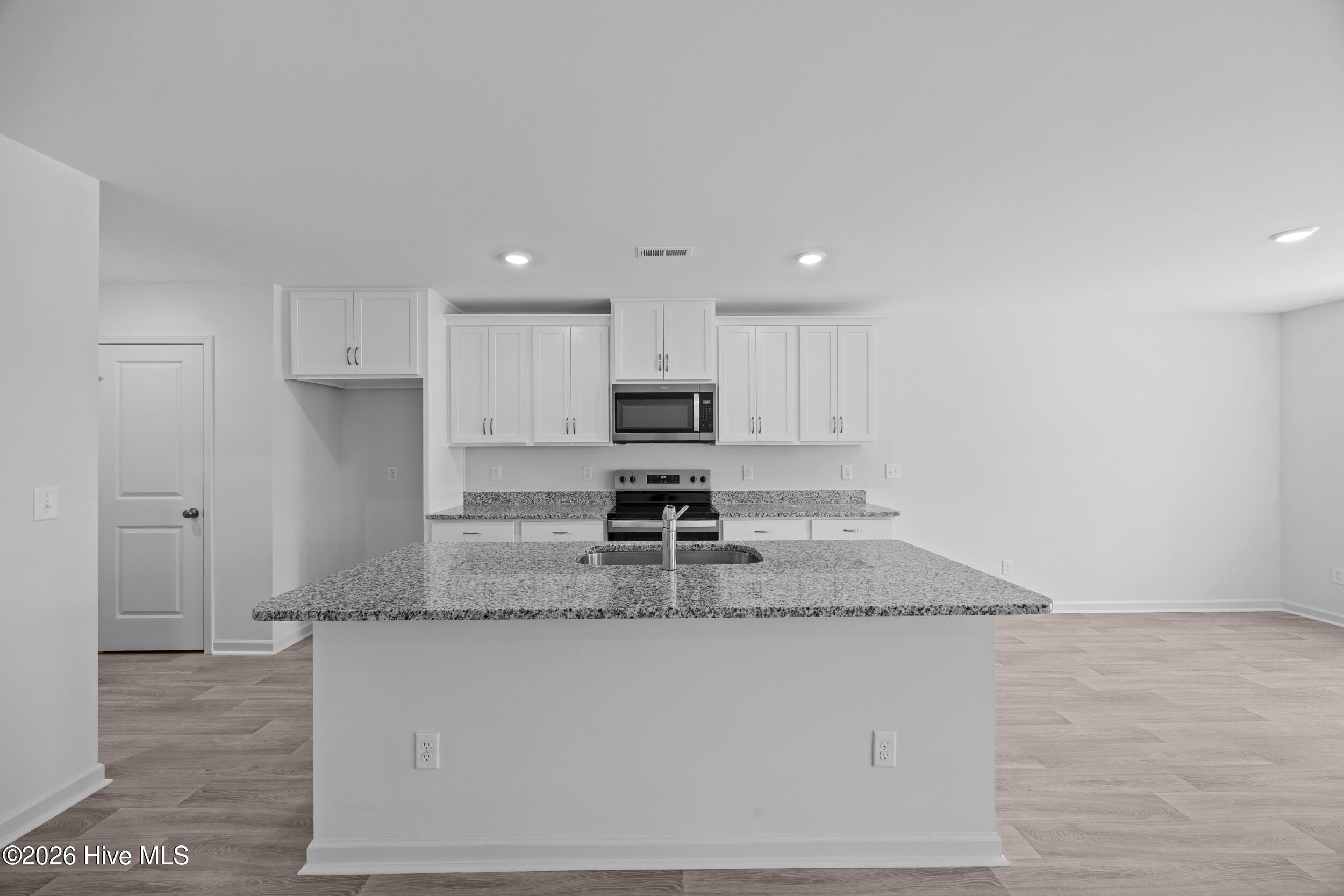 100570043 | Photo 19