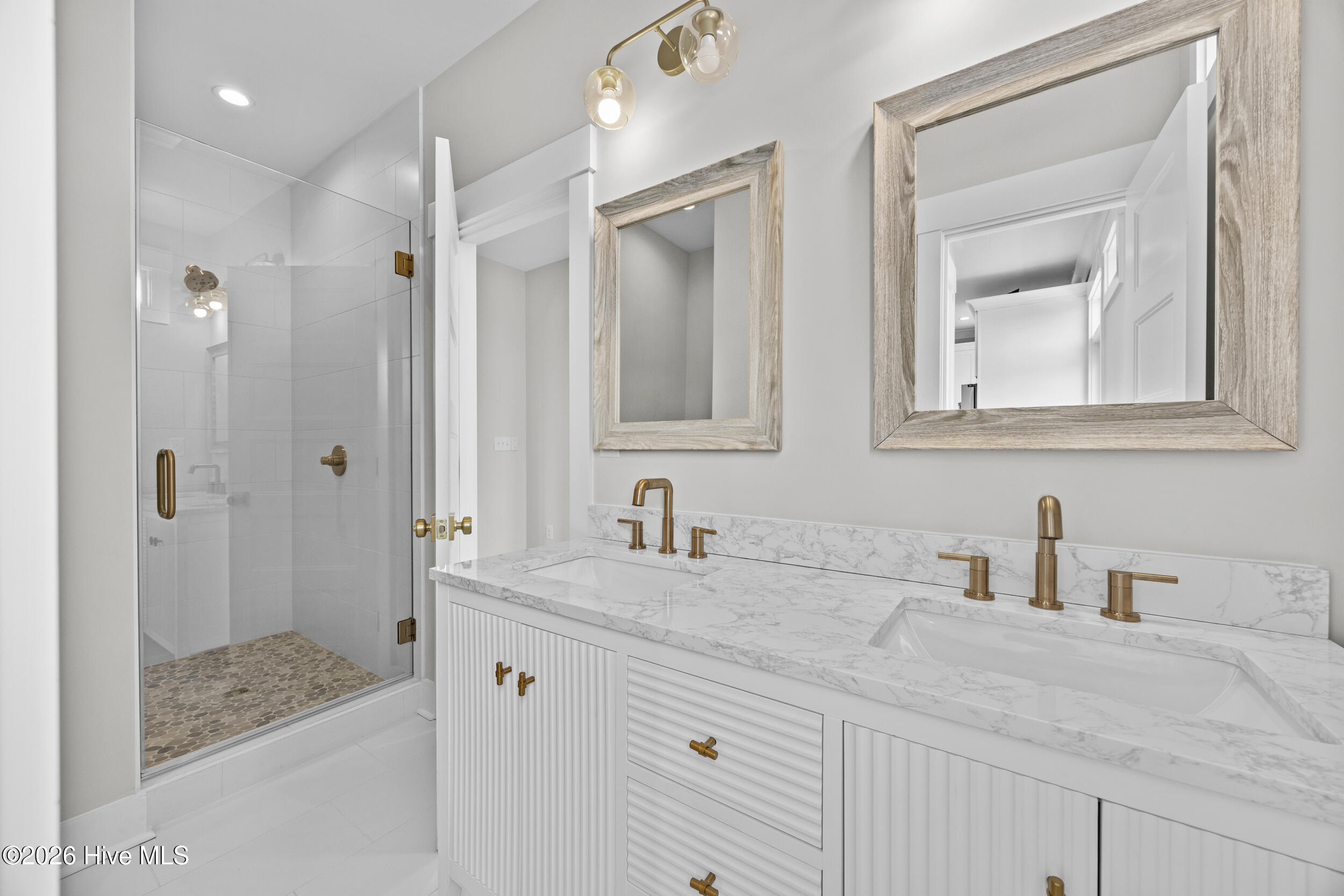 100543064 | Photo 50