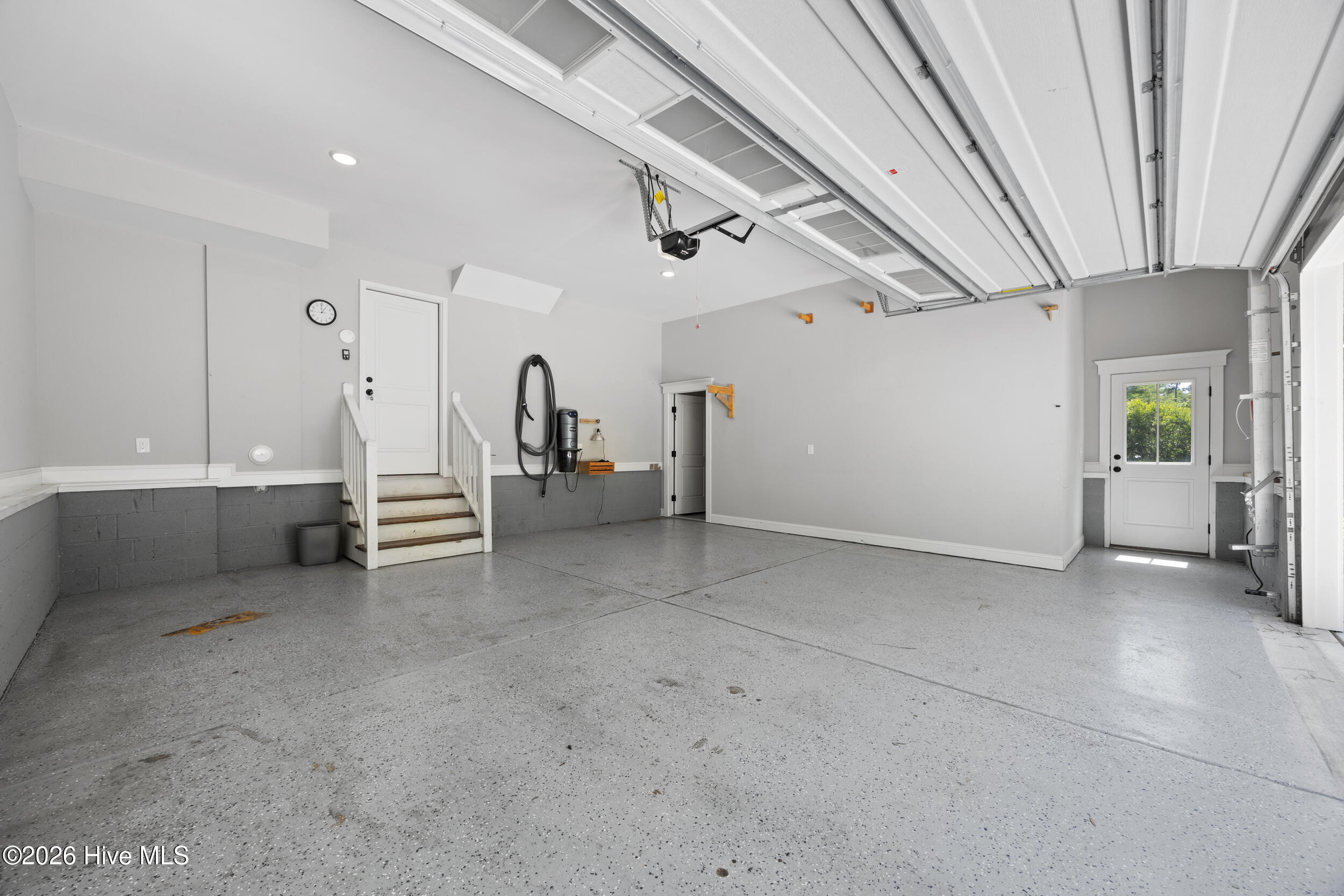 100569354 | Photo 64