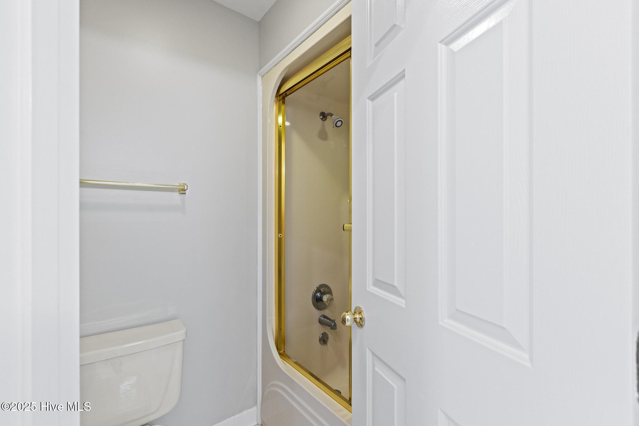 100508292 | Photo 46