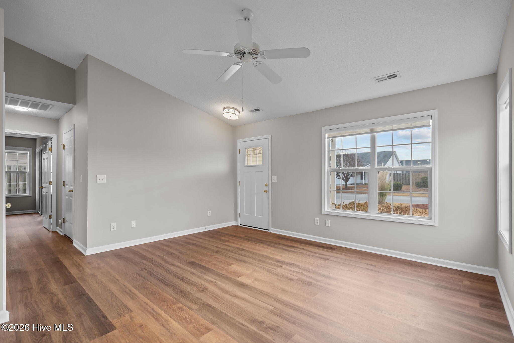 100548271 | Photo 19