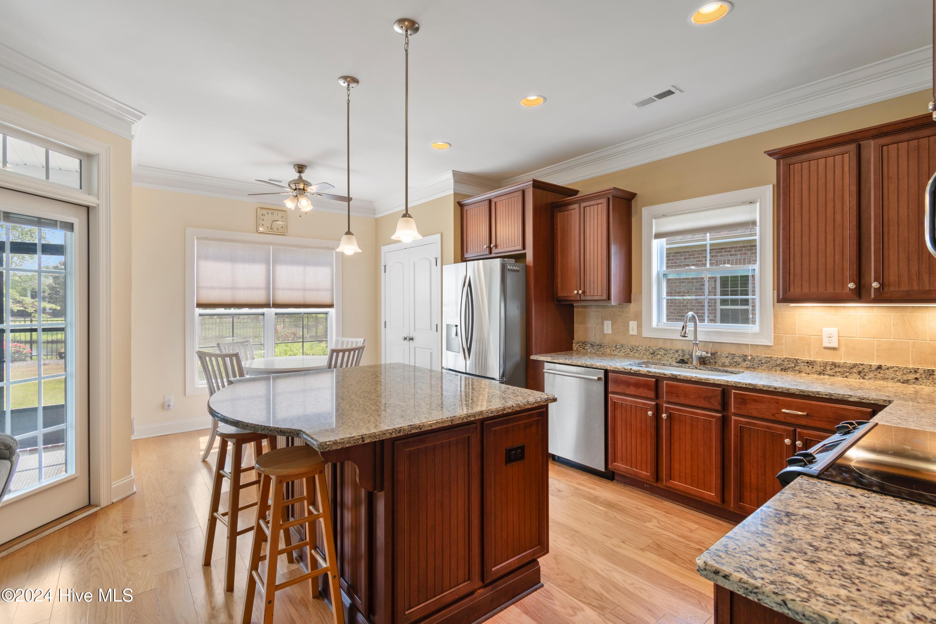 100558312 | Photo 11