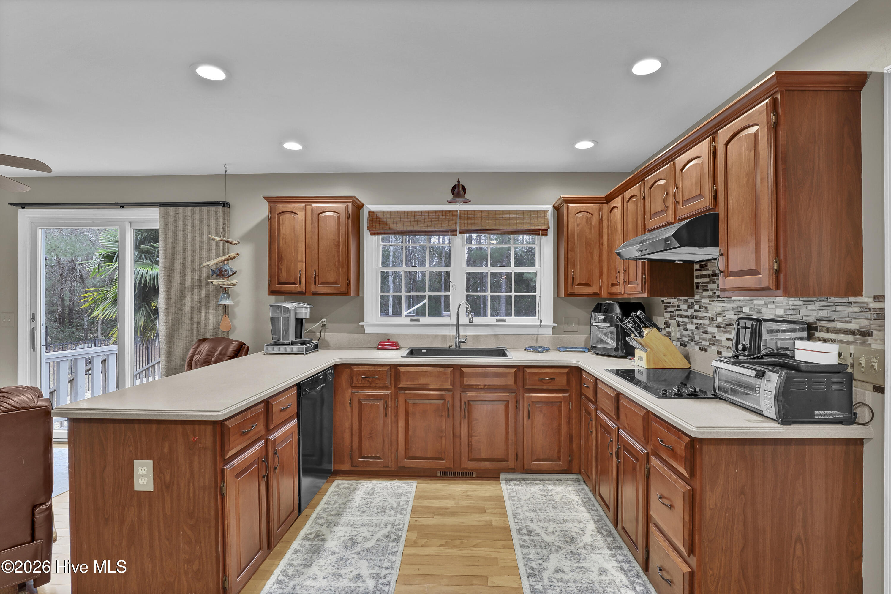 100555270 | Photo 12