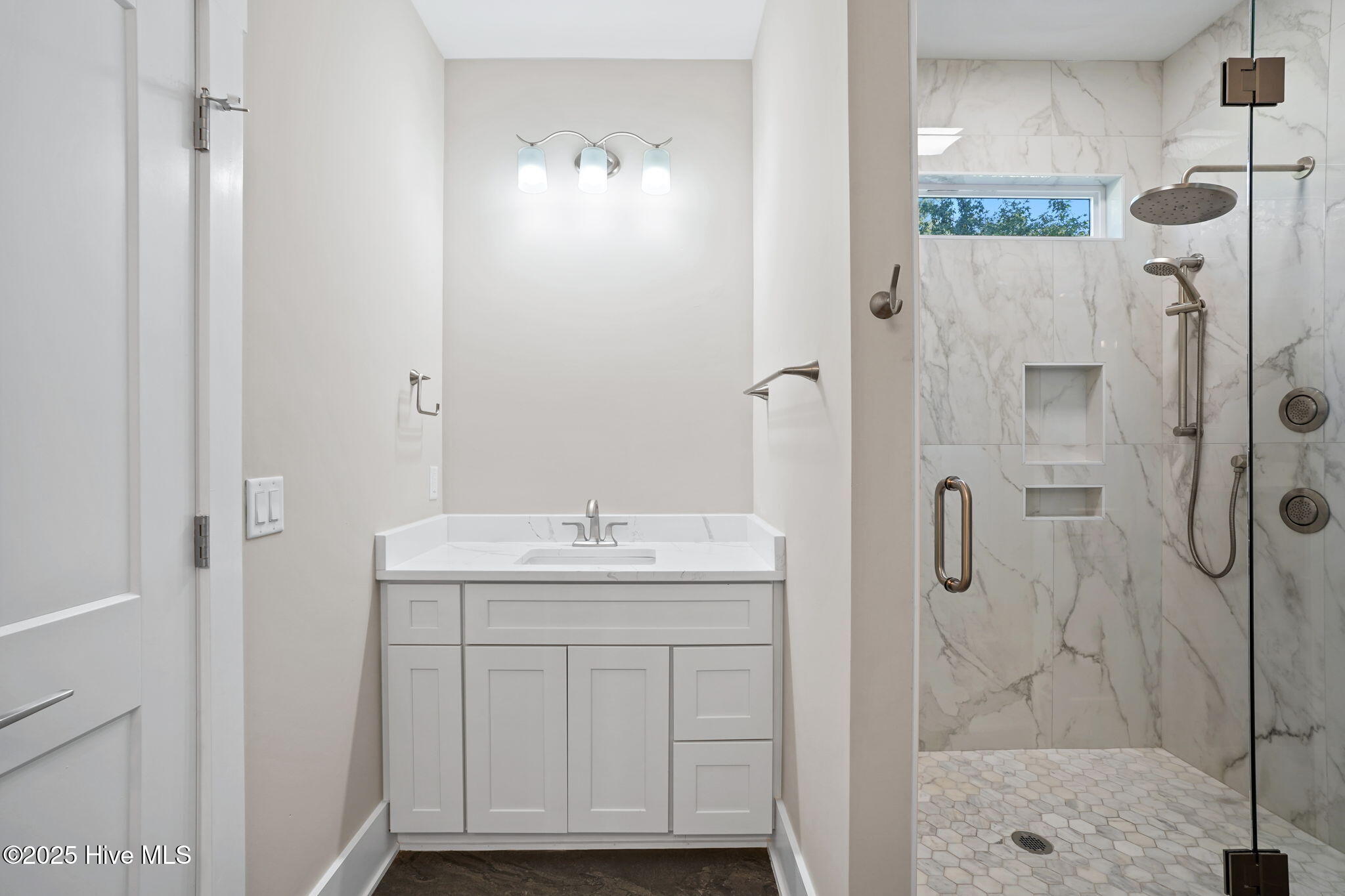 100535041 | Photo 19