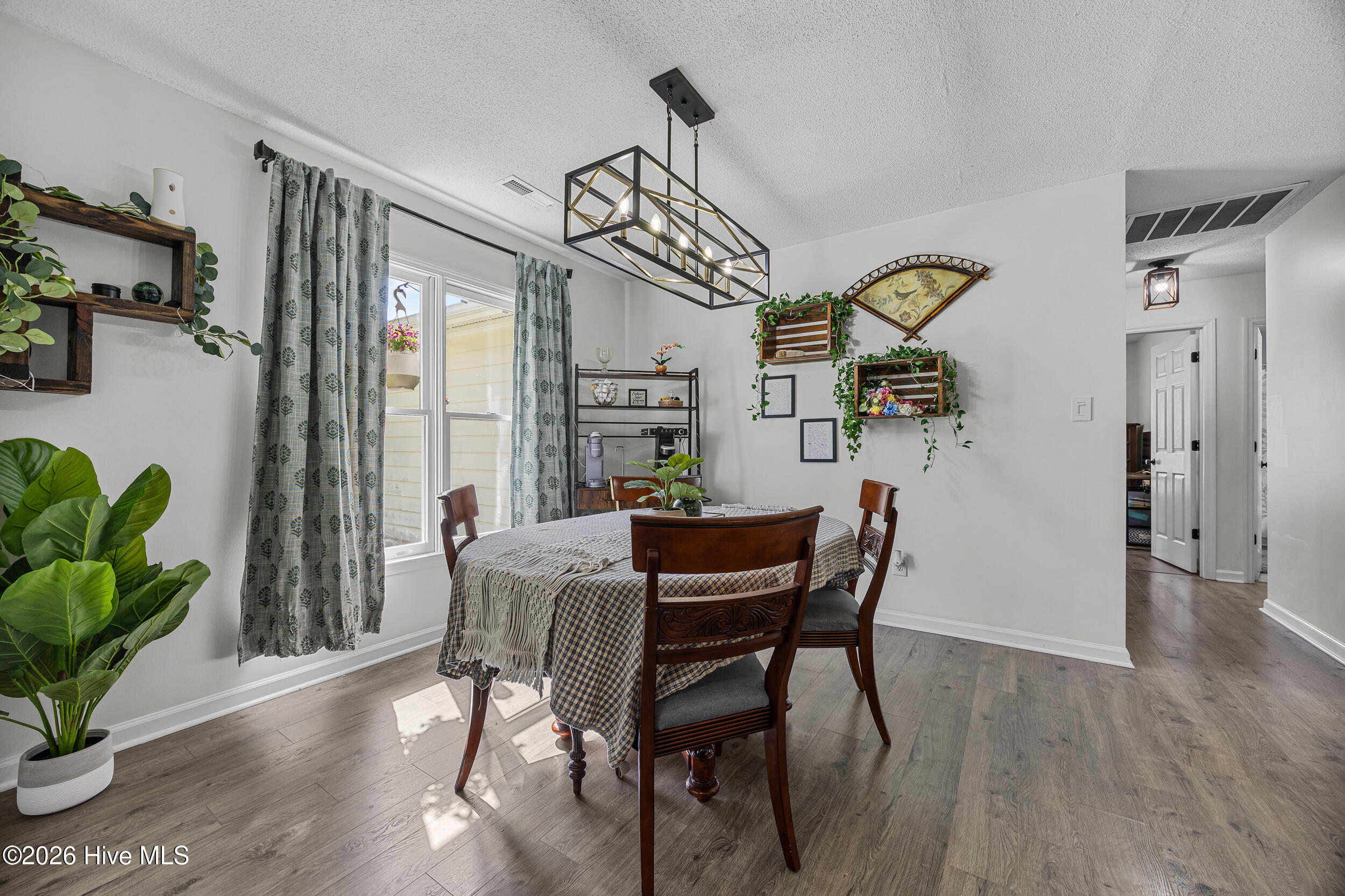 100566789 | Photo 25