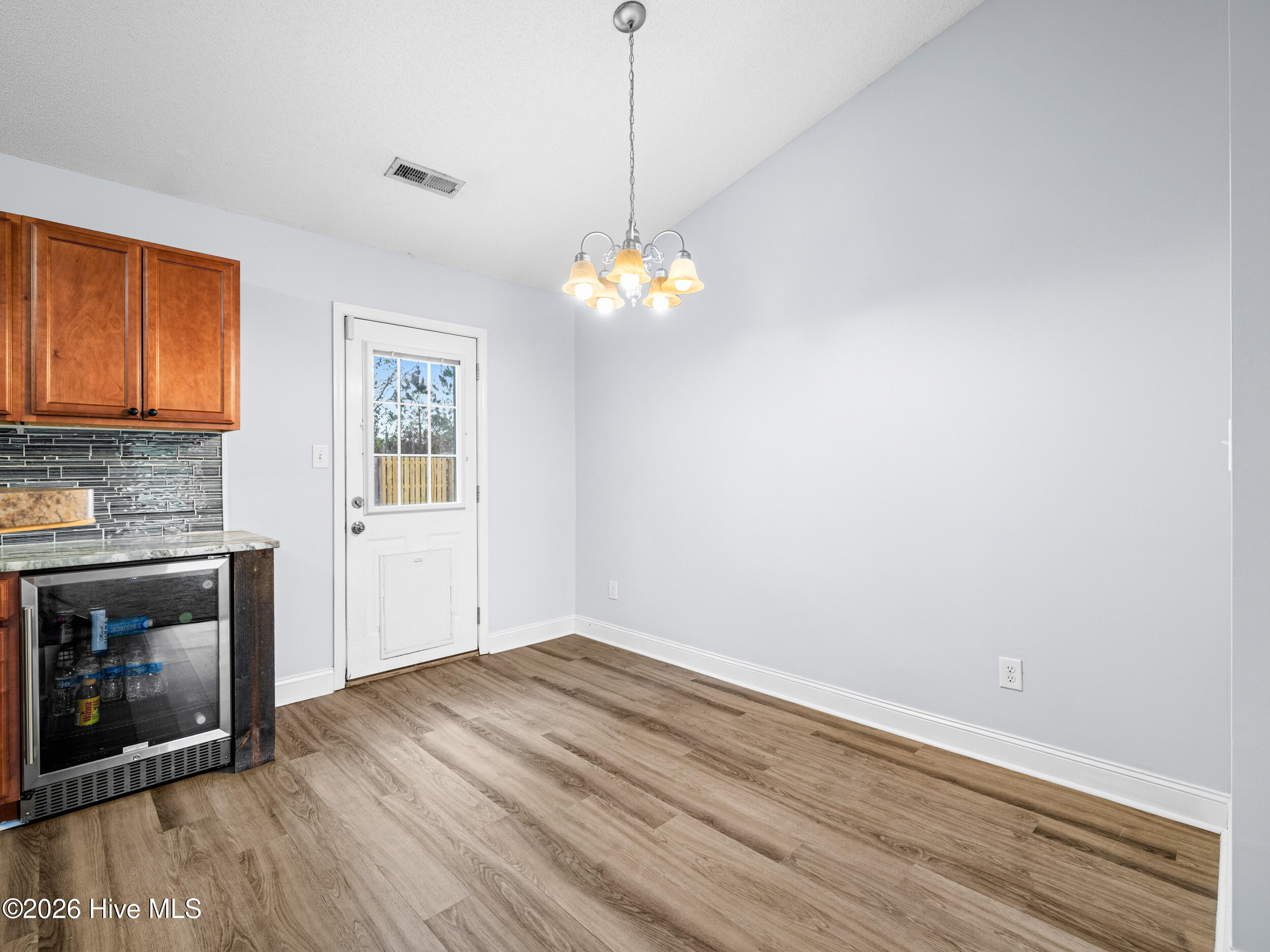 100565306 | Photo 11