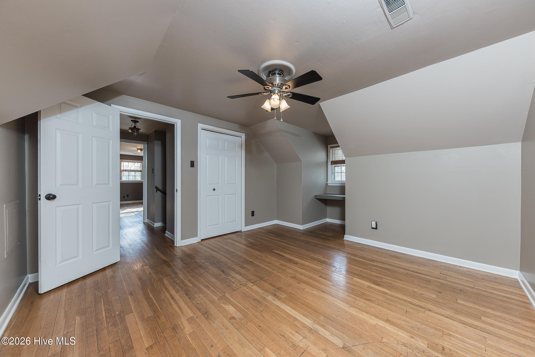 100563981 | Photo 36