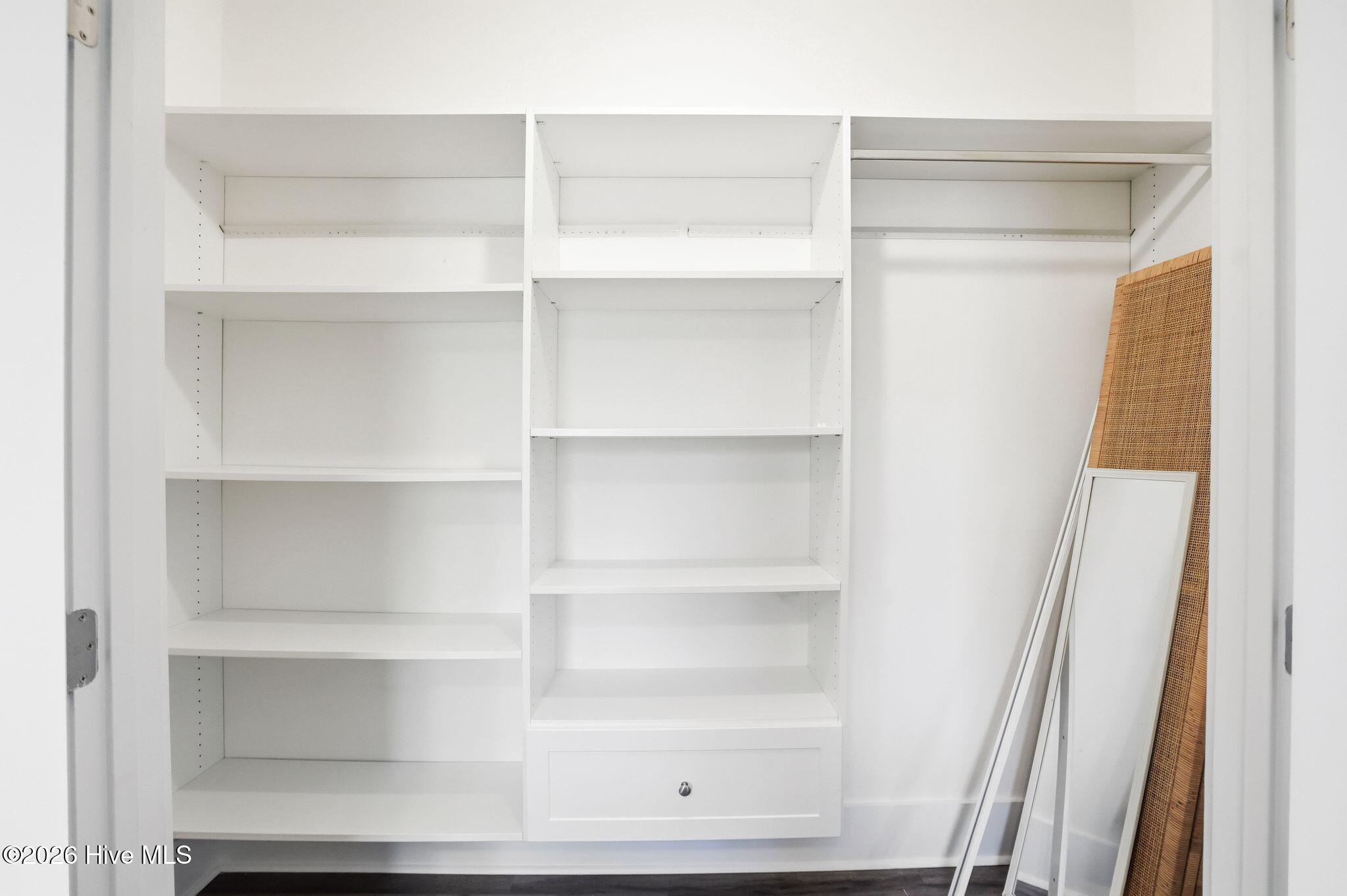 100565220 | Photo 42