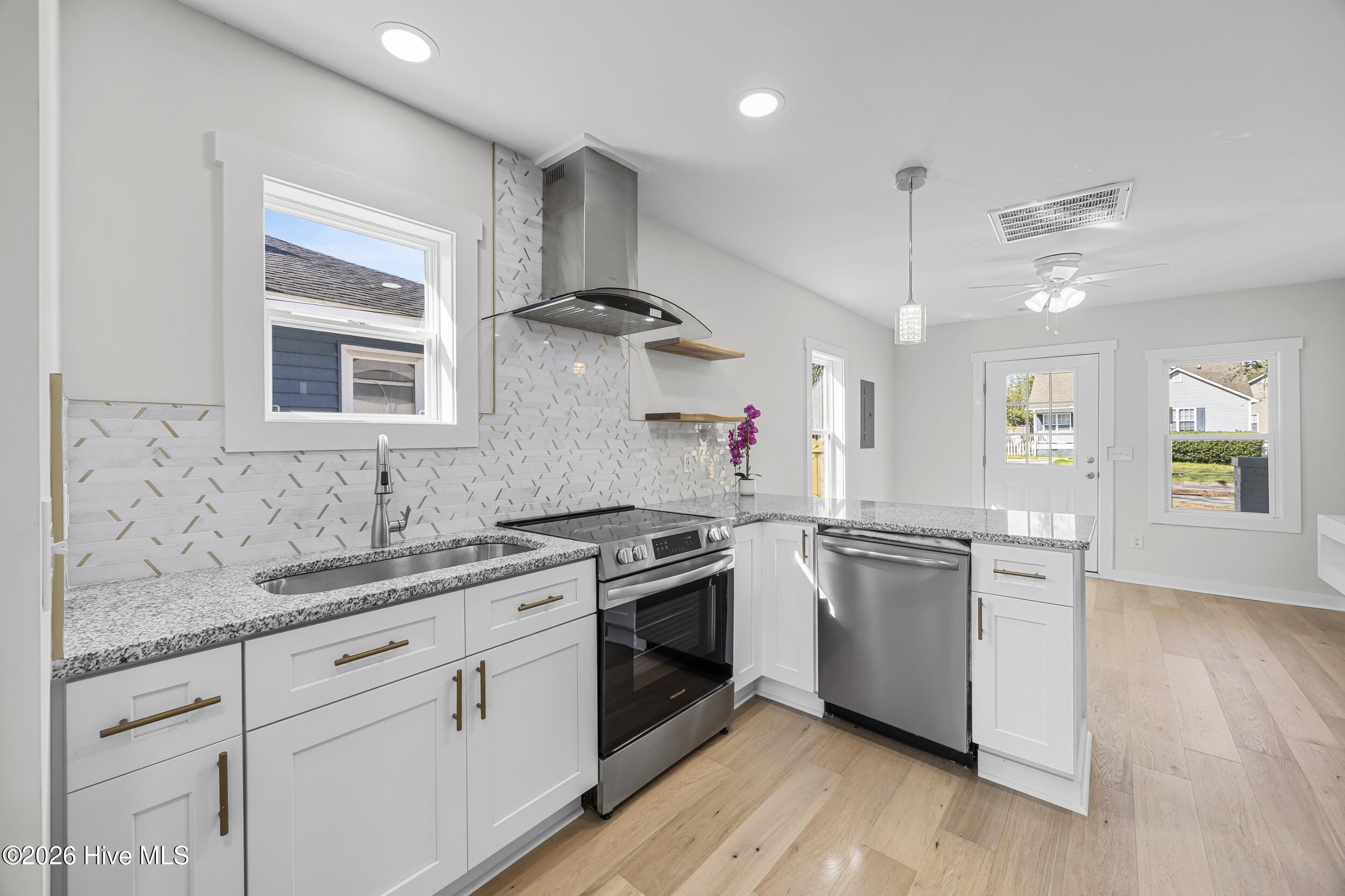 100561415 | Photo 12