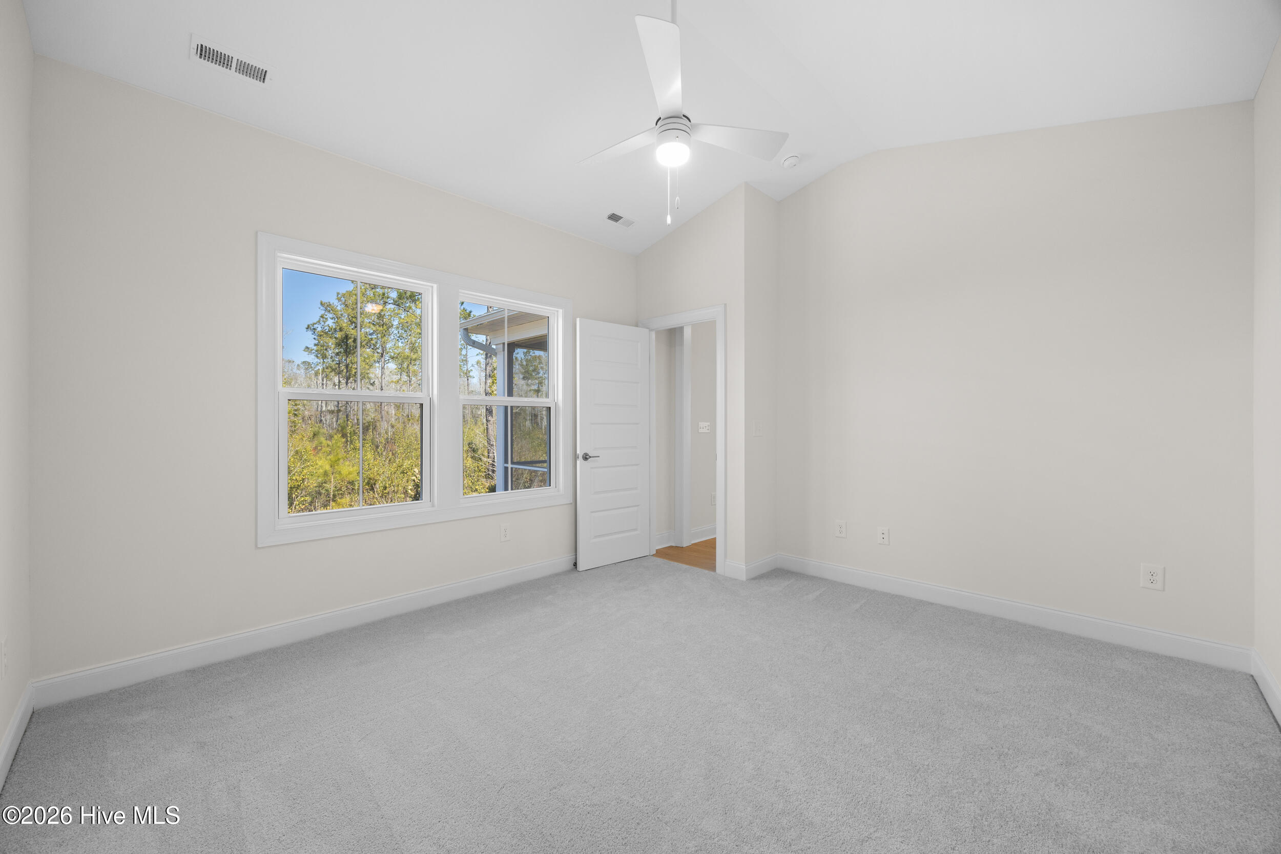 100539841 | Photo 23