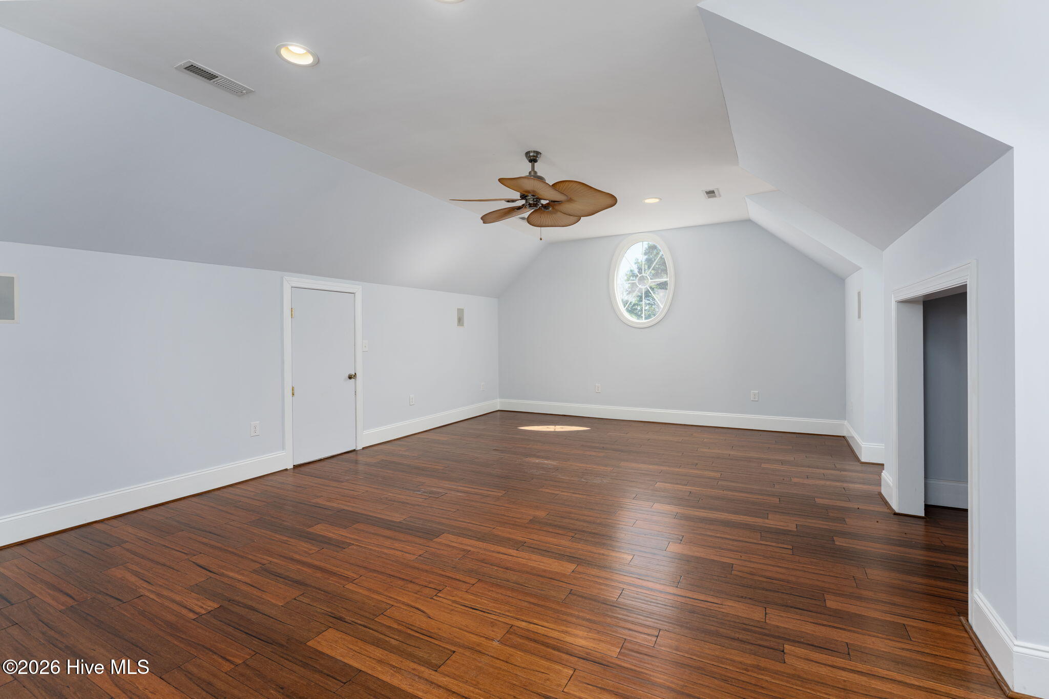 100552056 | Photo 49