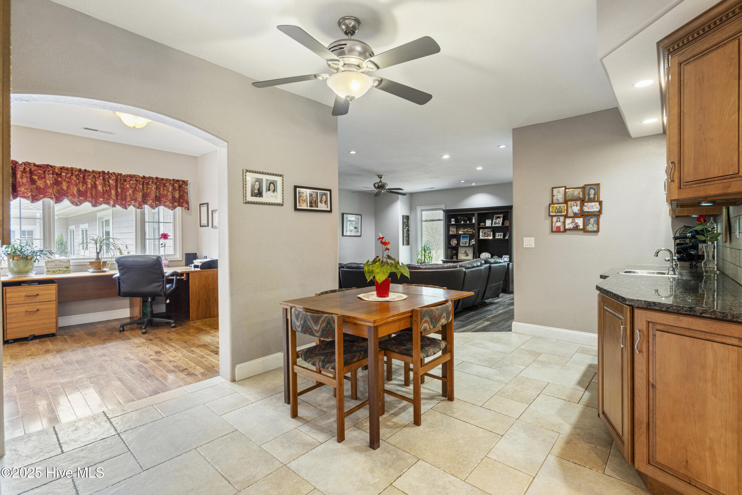 100569480 | Photo 23