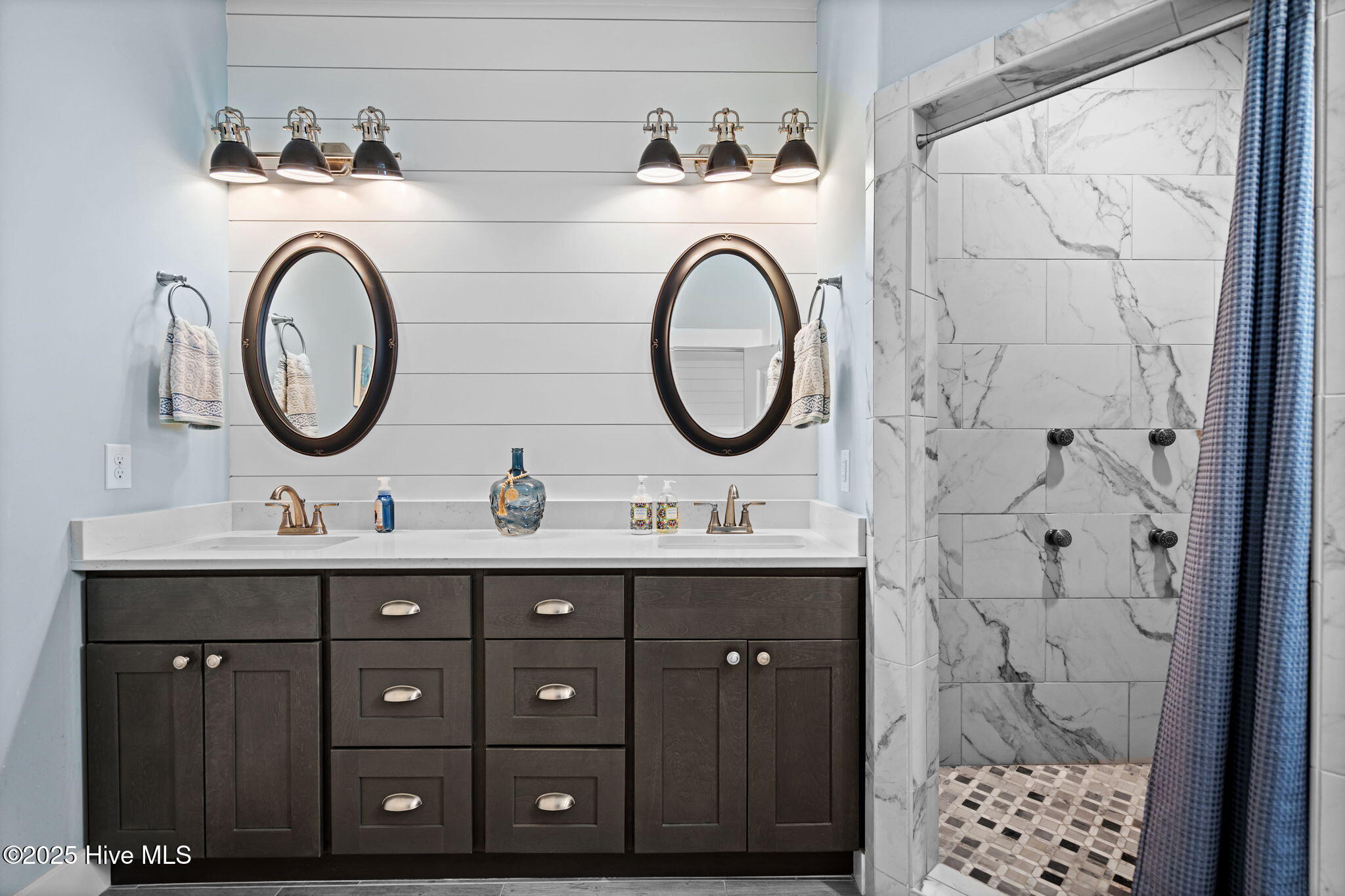 100521315 | Photo 24