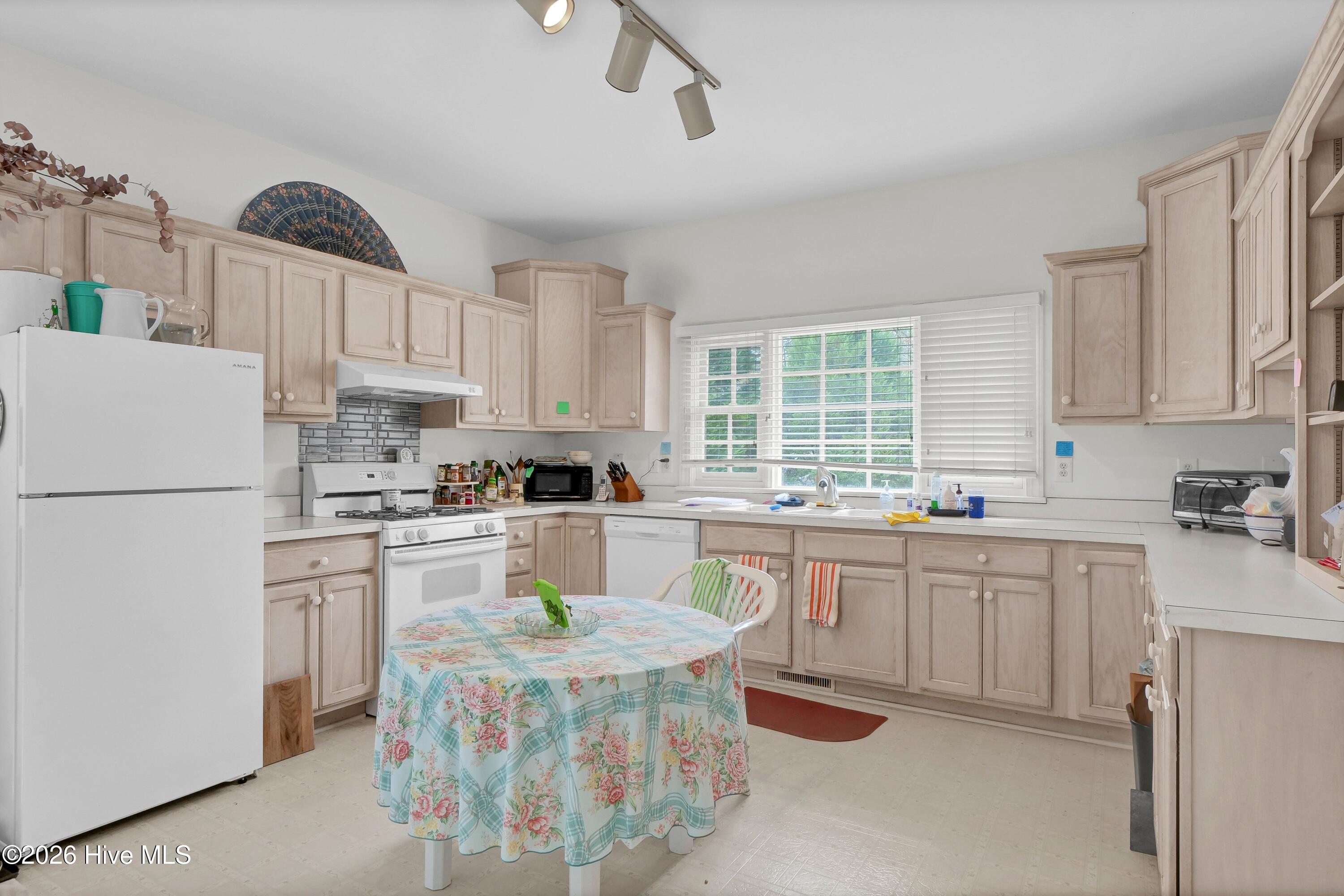 100564382 | Photo 16