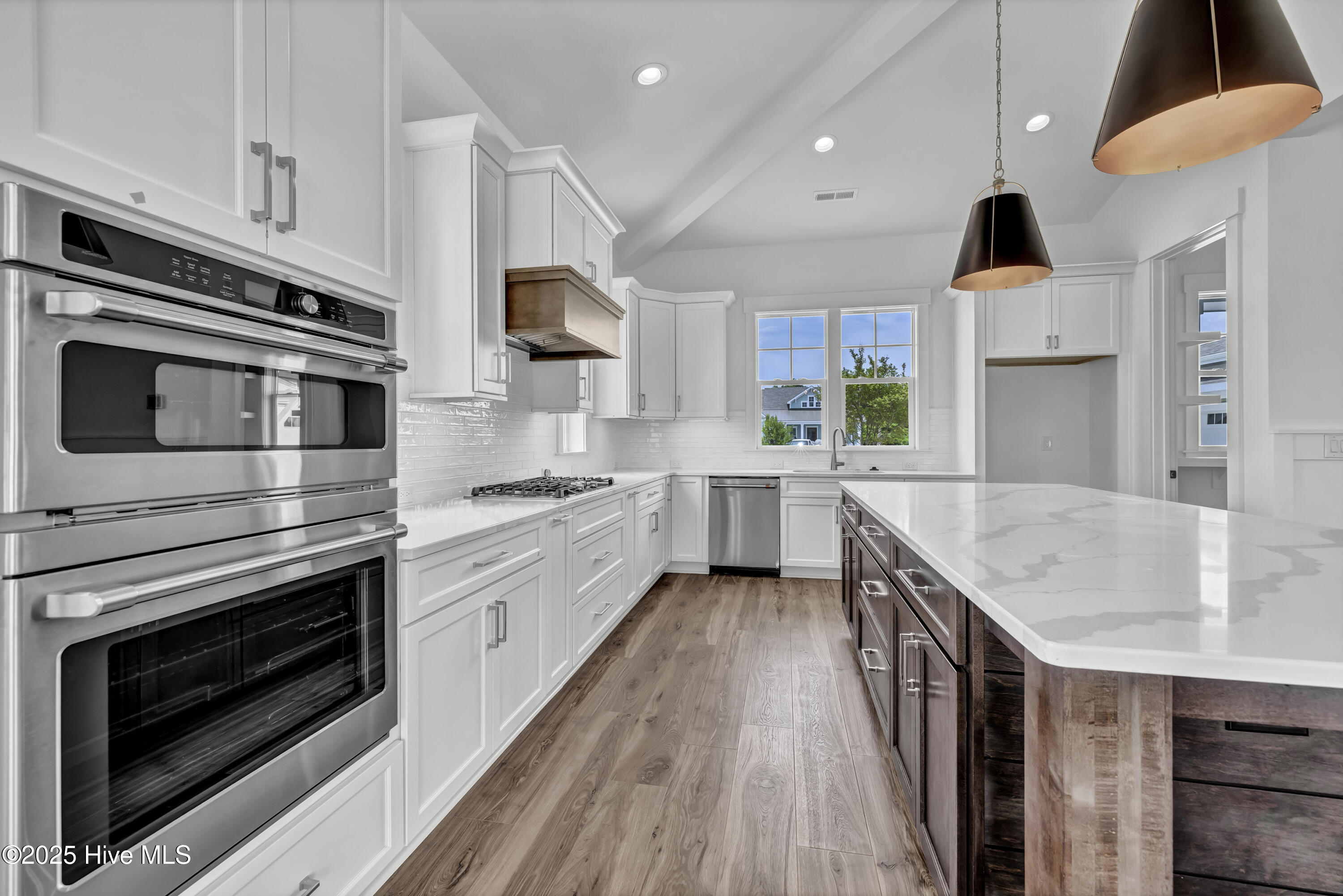 100568013 | Photo 37