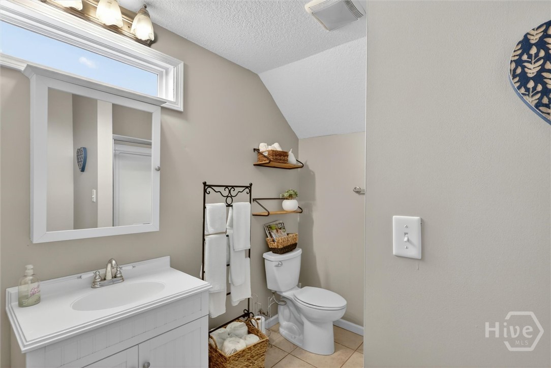 Garage Apartment bathroom