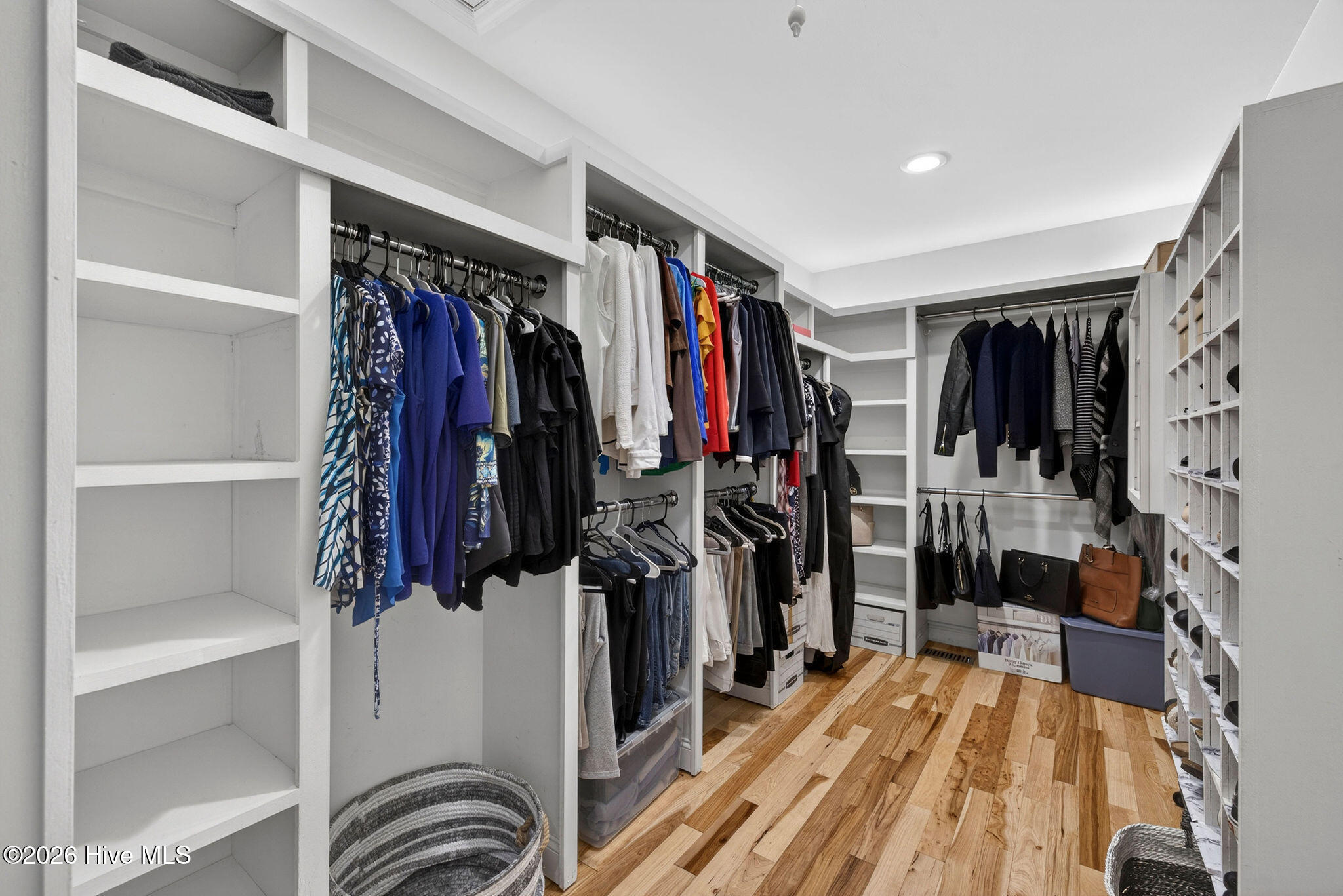 100567485 | Photo 33