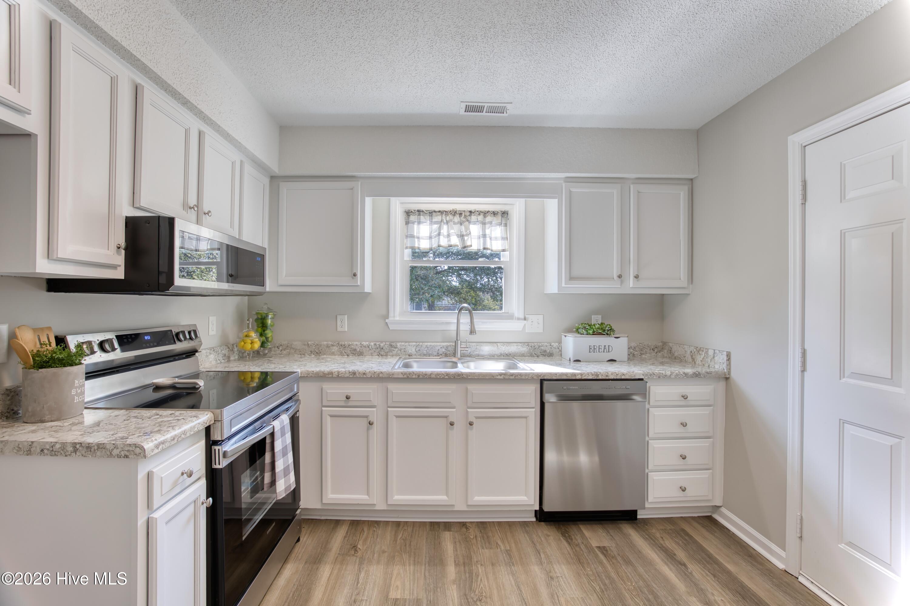 100561952 | Photo 11