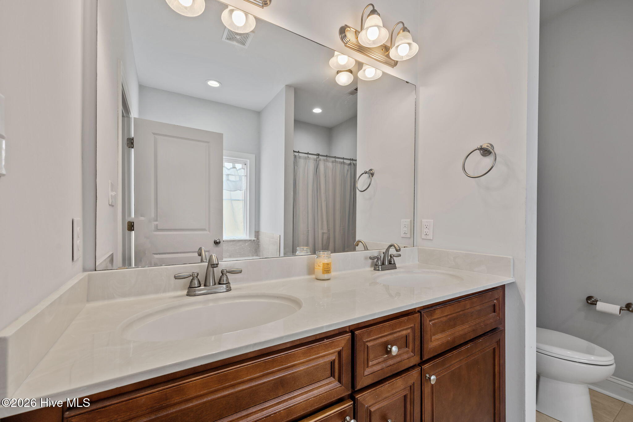 100567185 | Photo 23