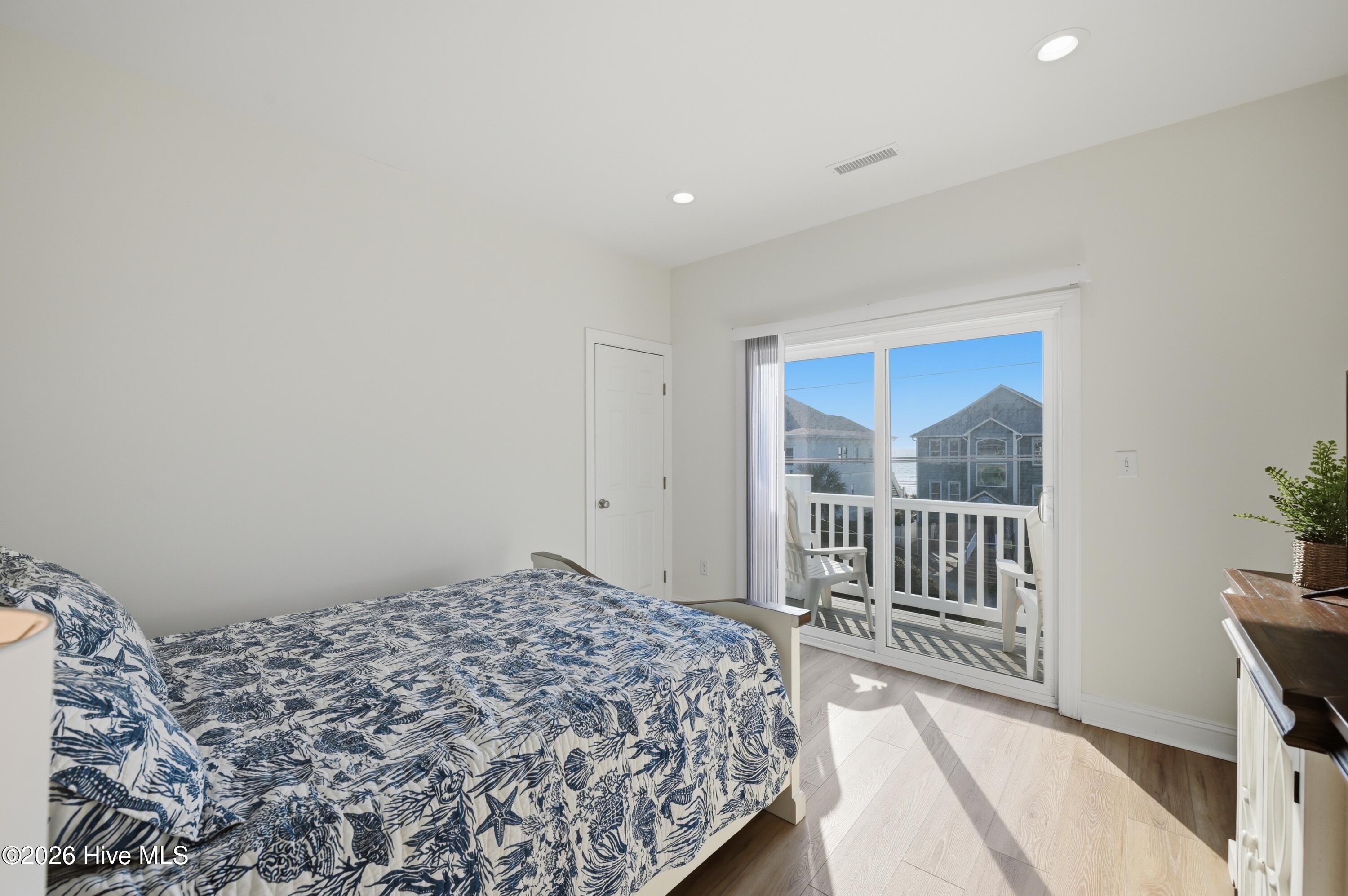 100561977 | Photo 43