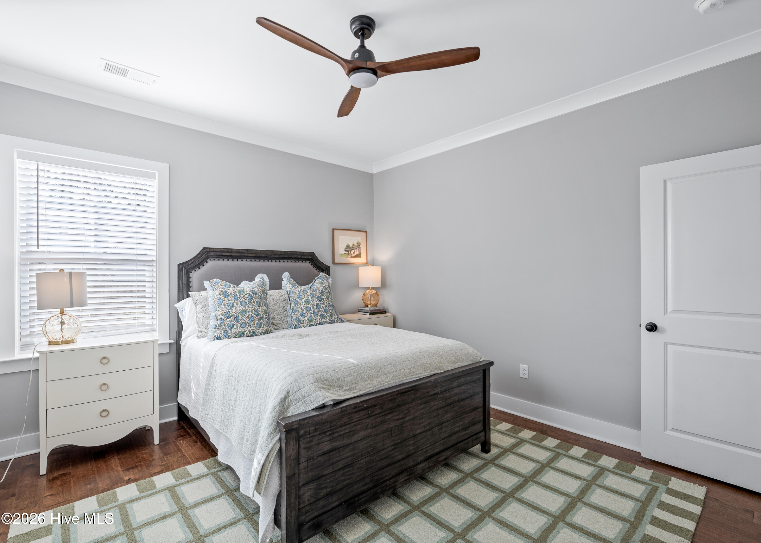 100548609 | Photo 23