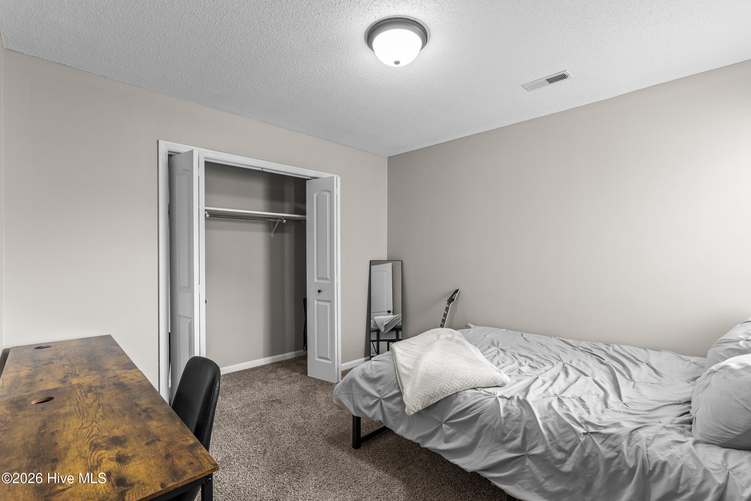 100557987 | Photo 24