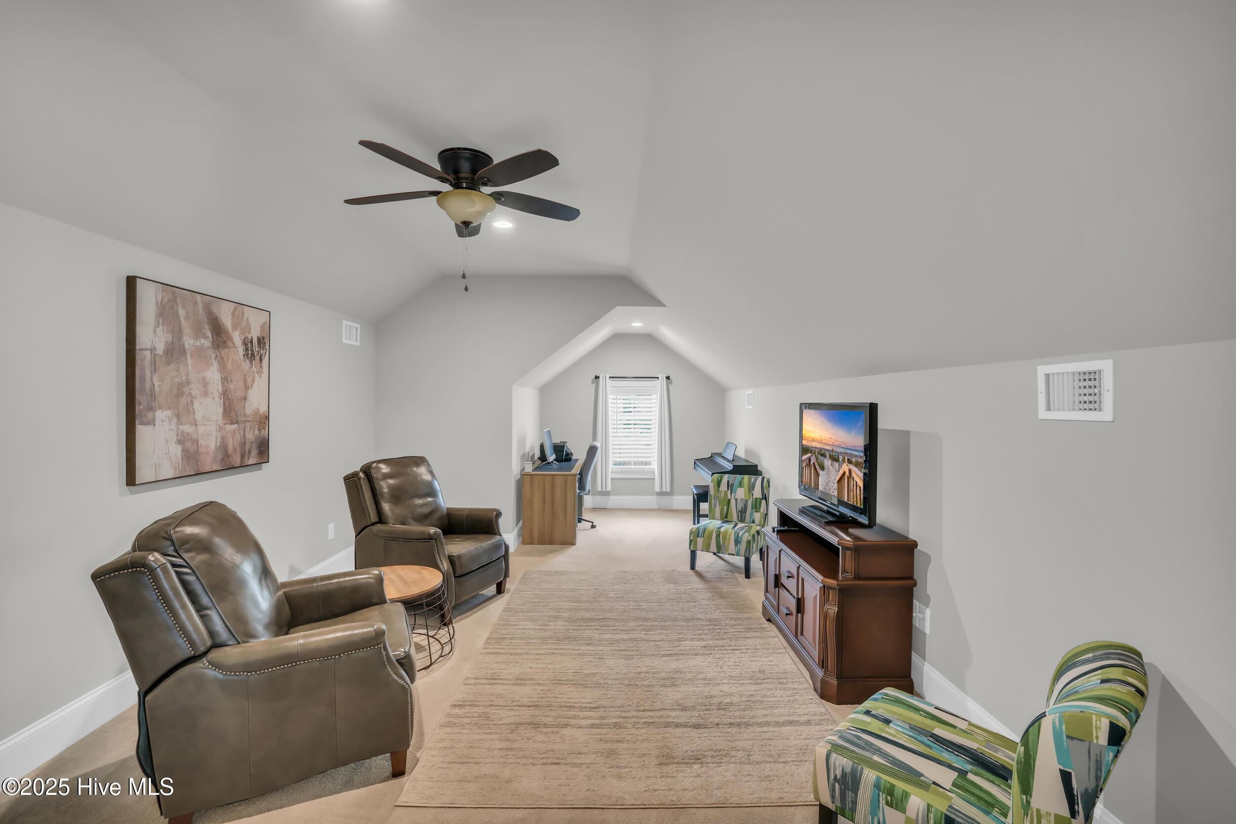 100502745 | Photo 31