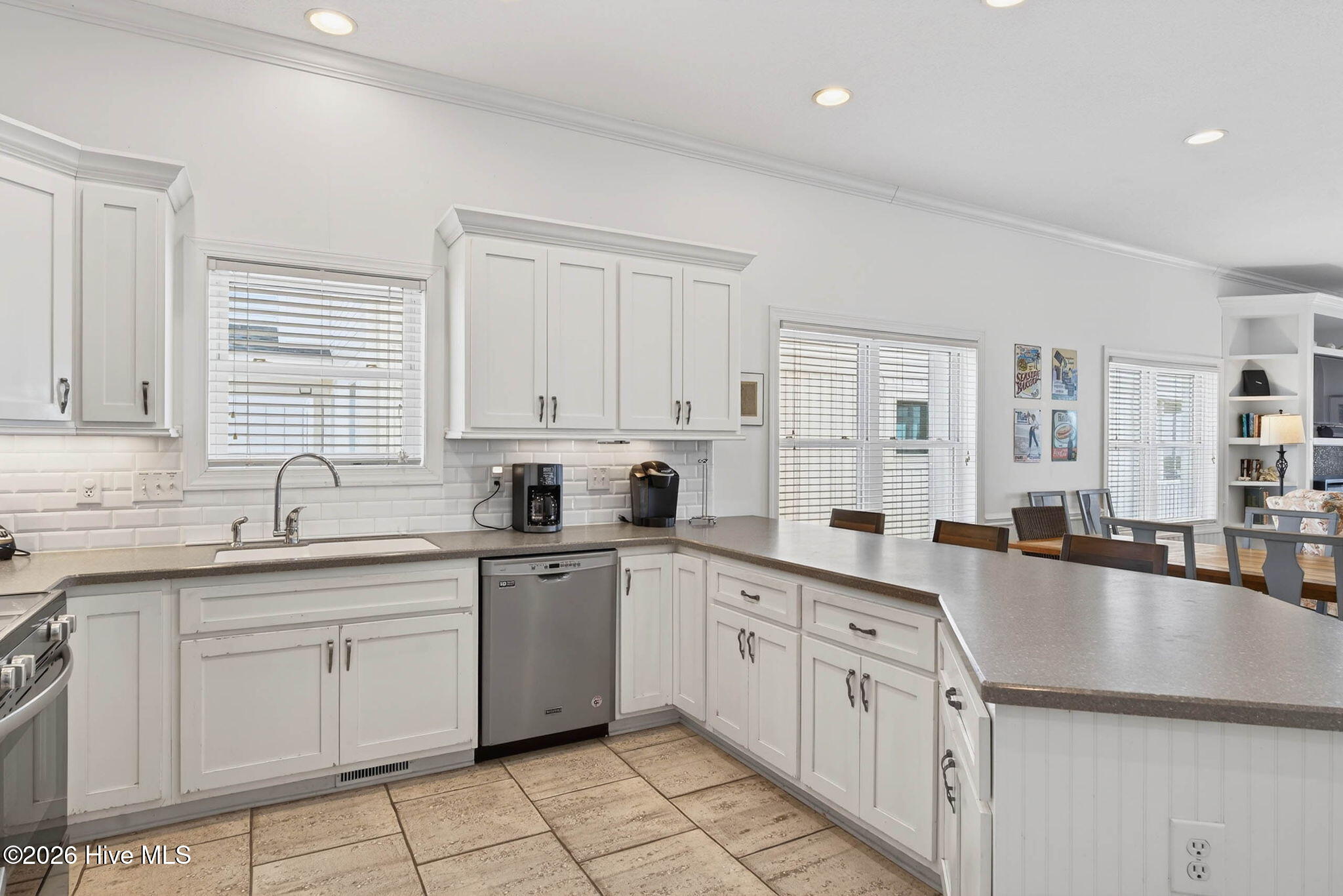 100563244 | Photo 50