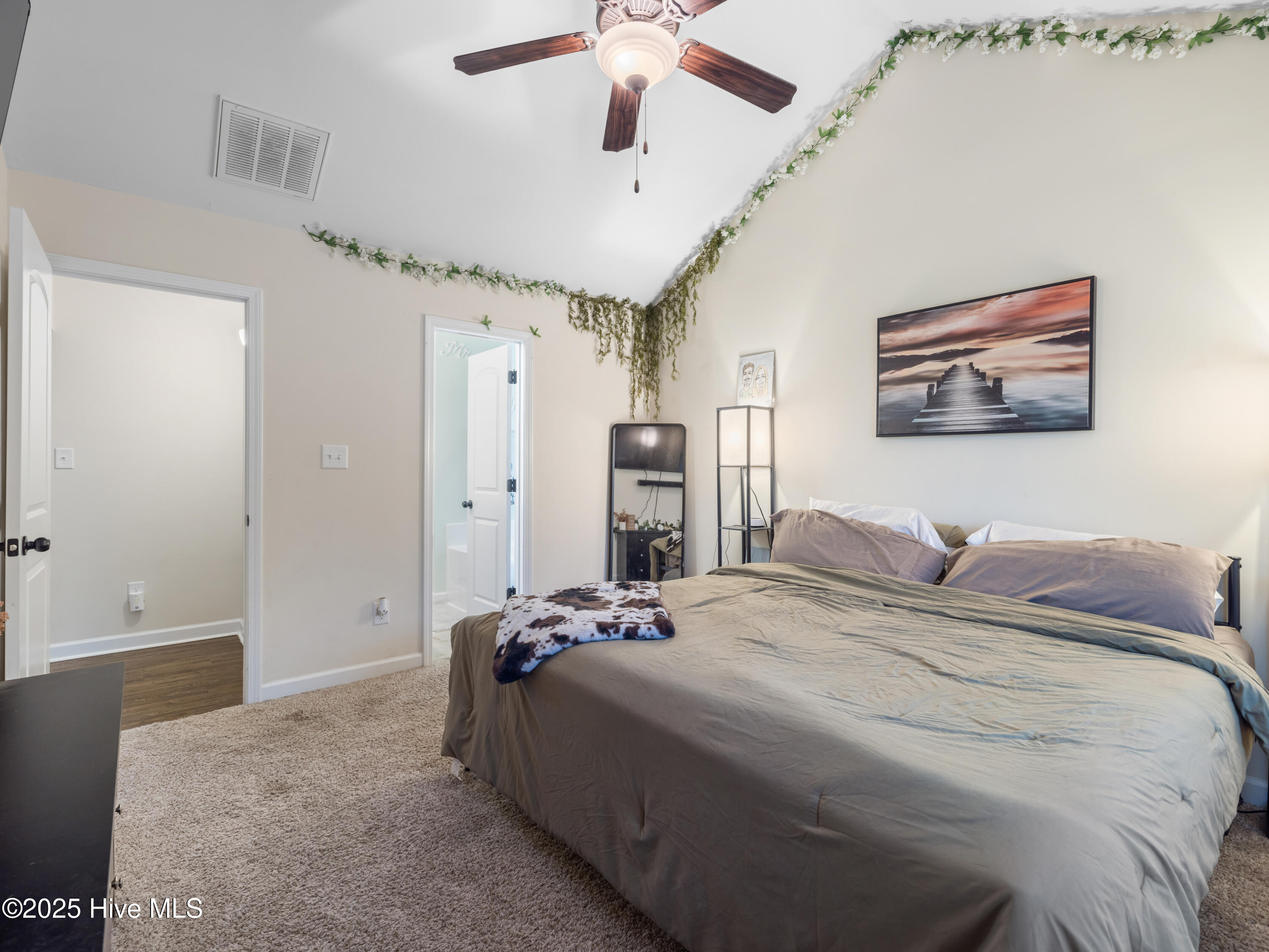 100512056 | Photo 30