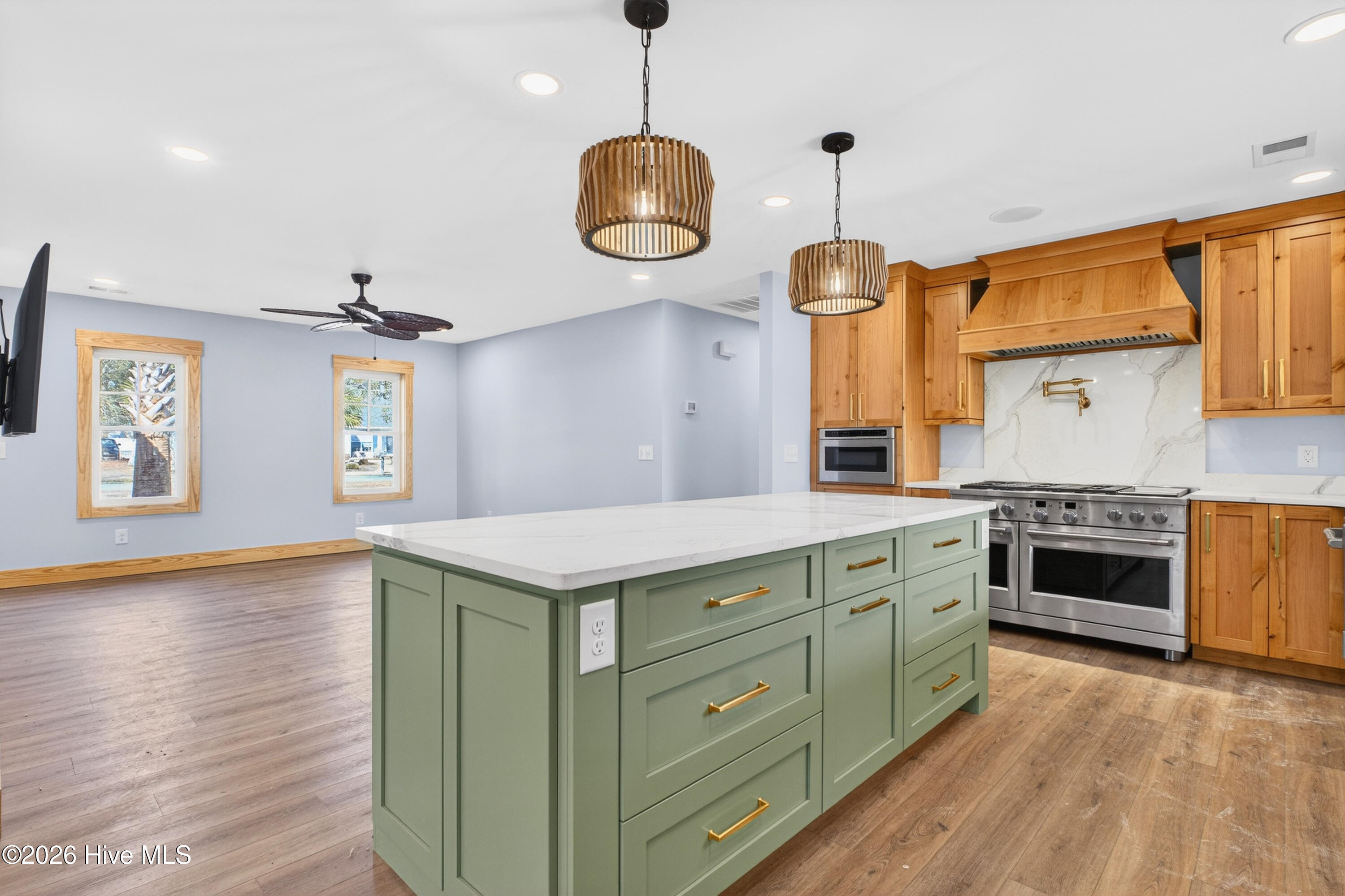 100552365 | Photo 11