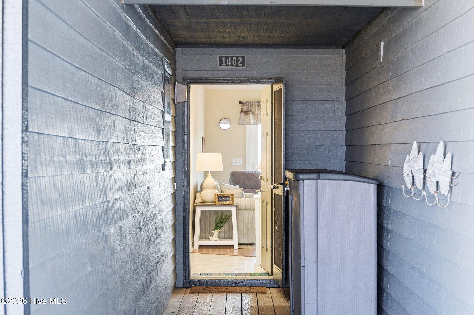 100558003 | Photo 17