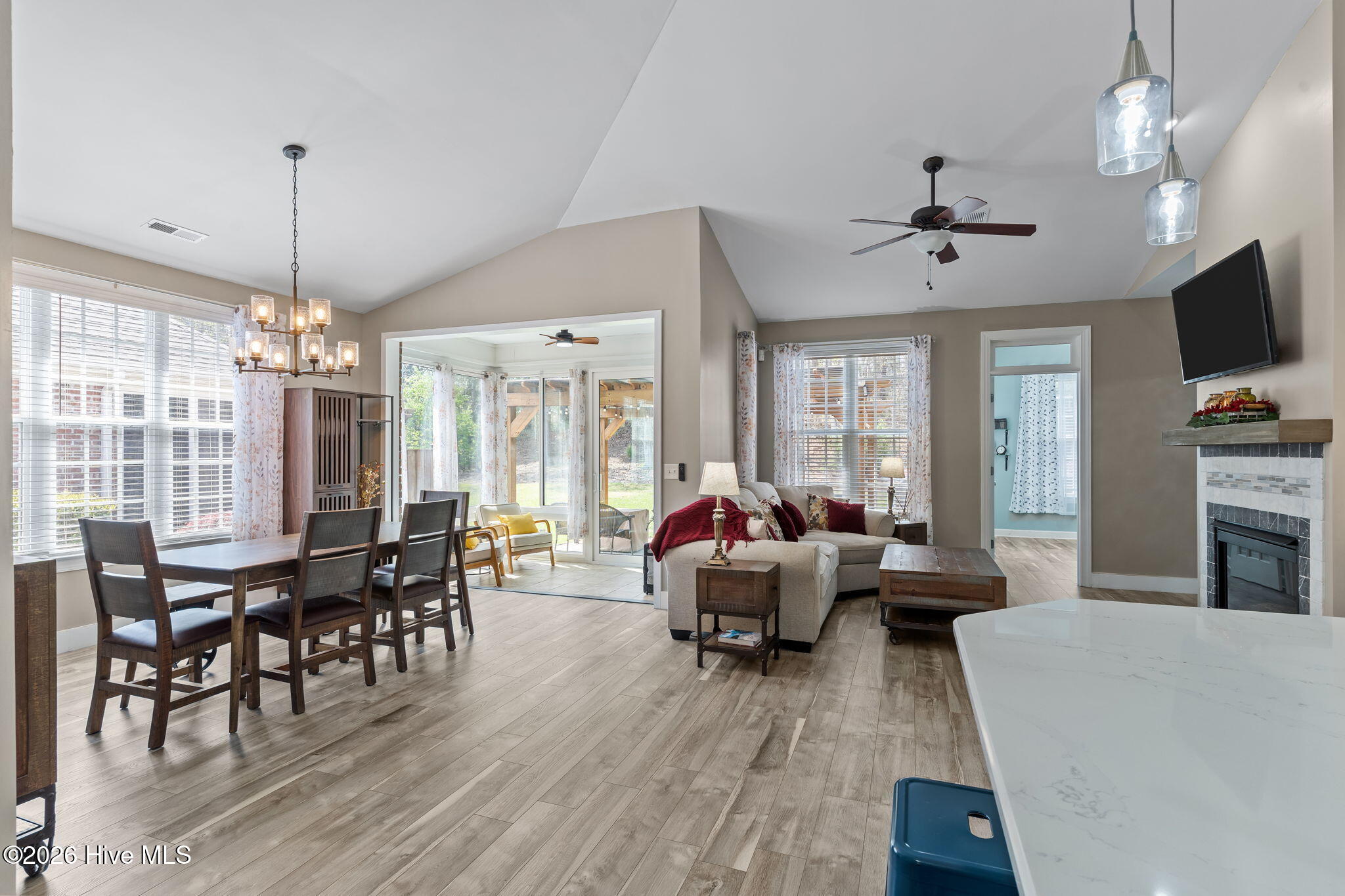 100562744 | Photo 17