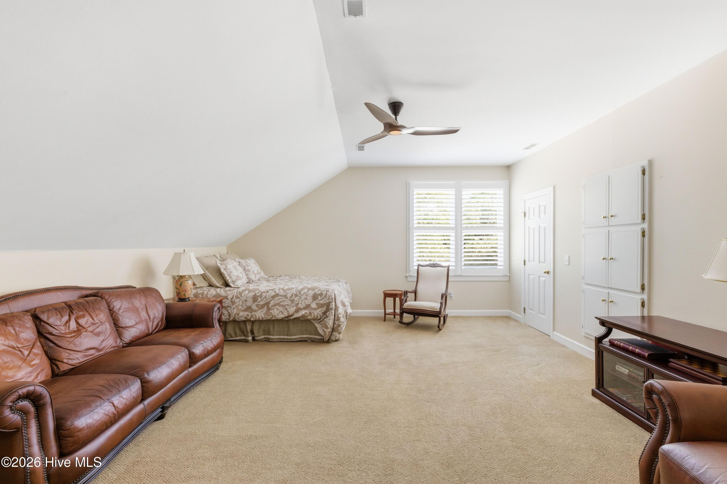 100568689 | Photo 45