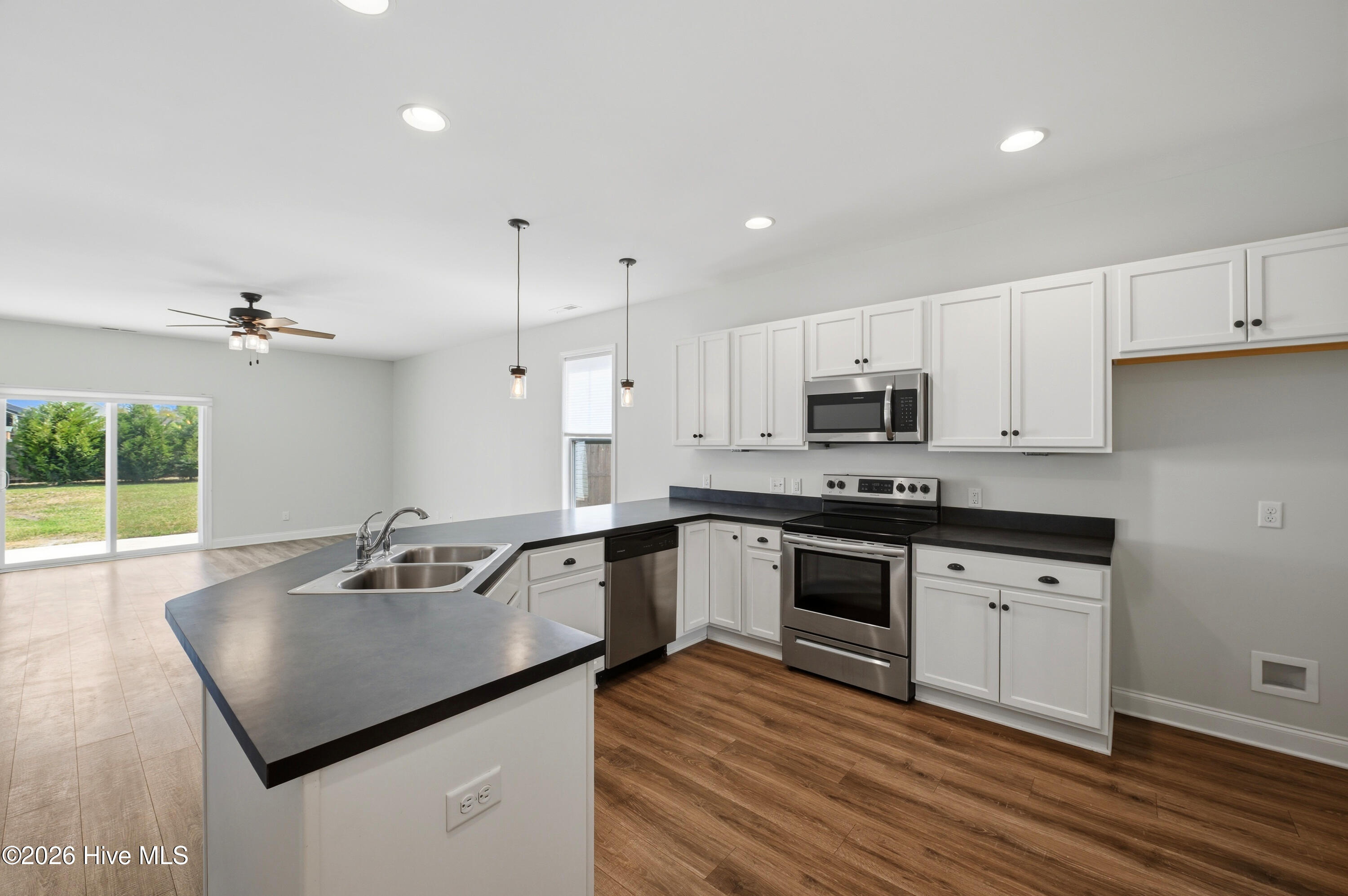 100563104 | Photo 12