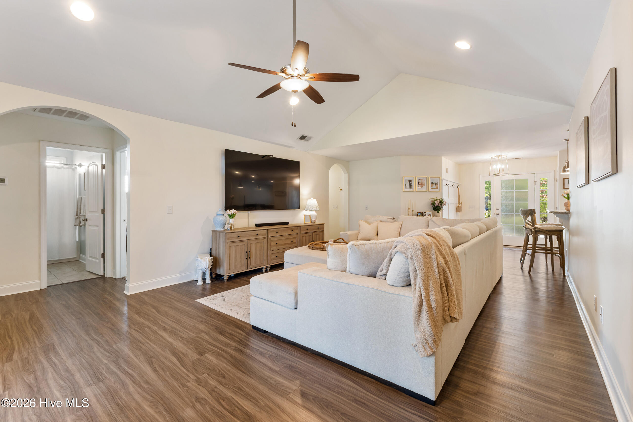 100557086 | Photo 18