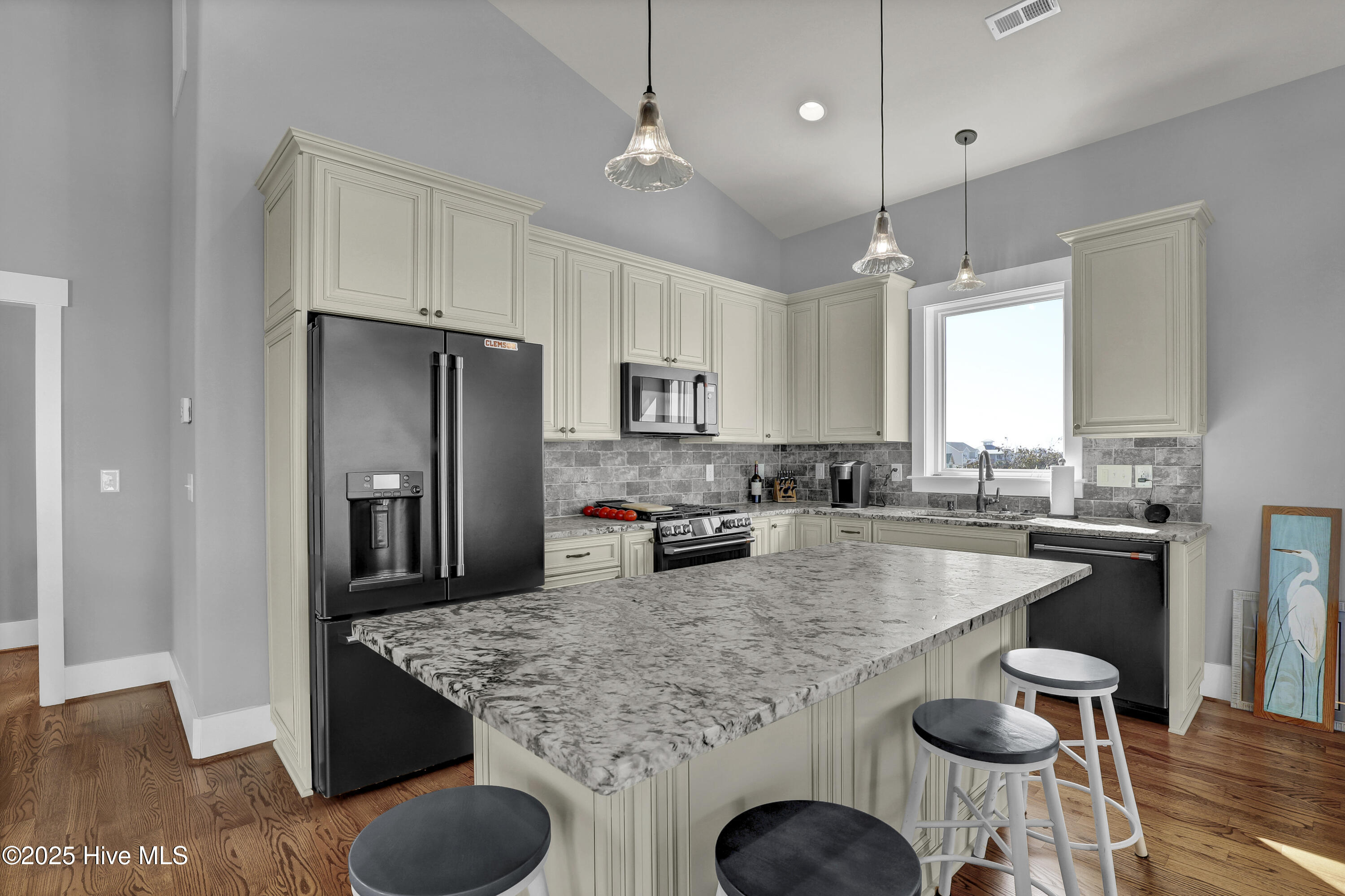 100540247 | Photo 35