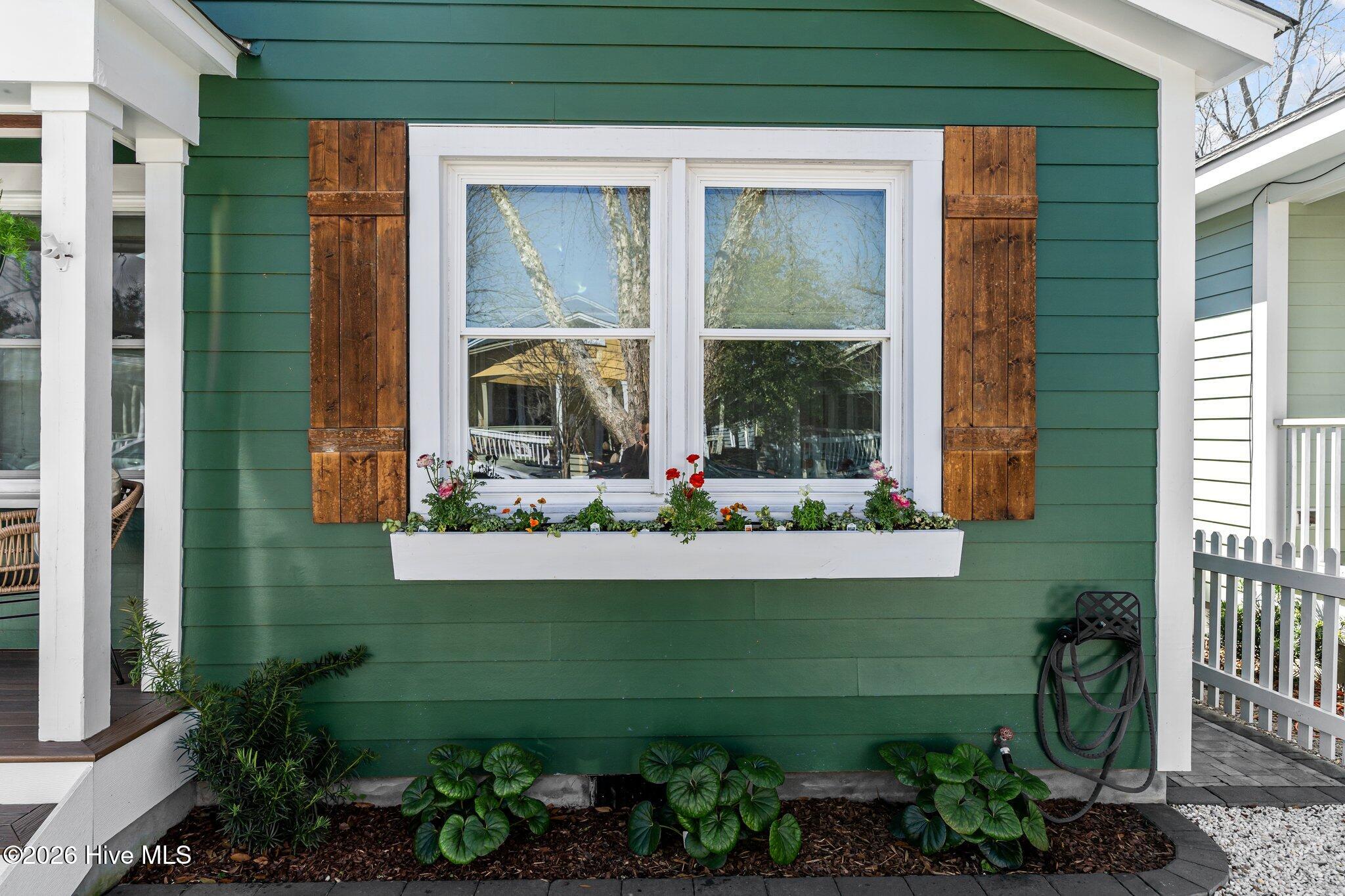 100557813 | Photo 63