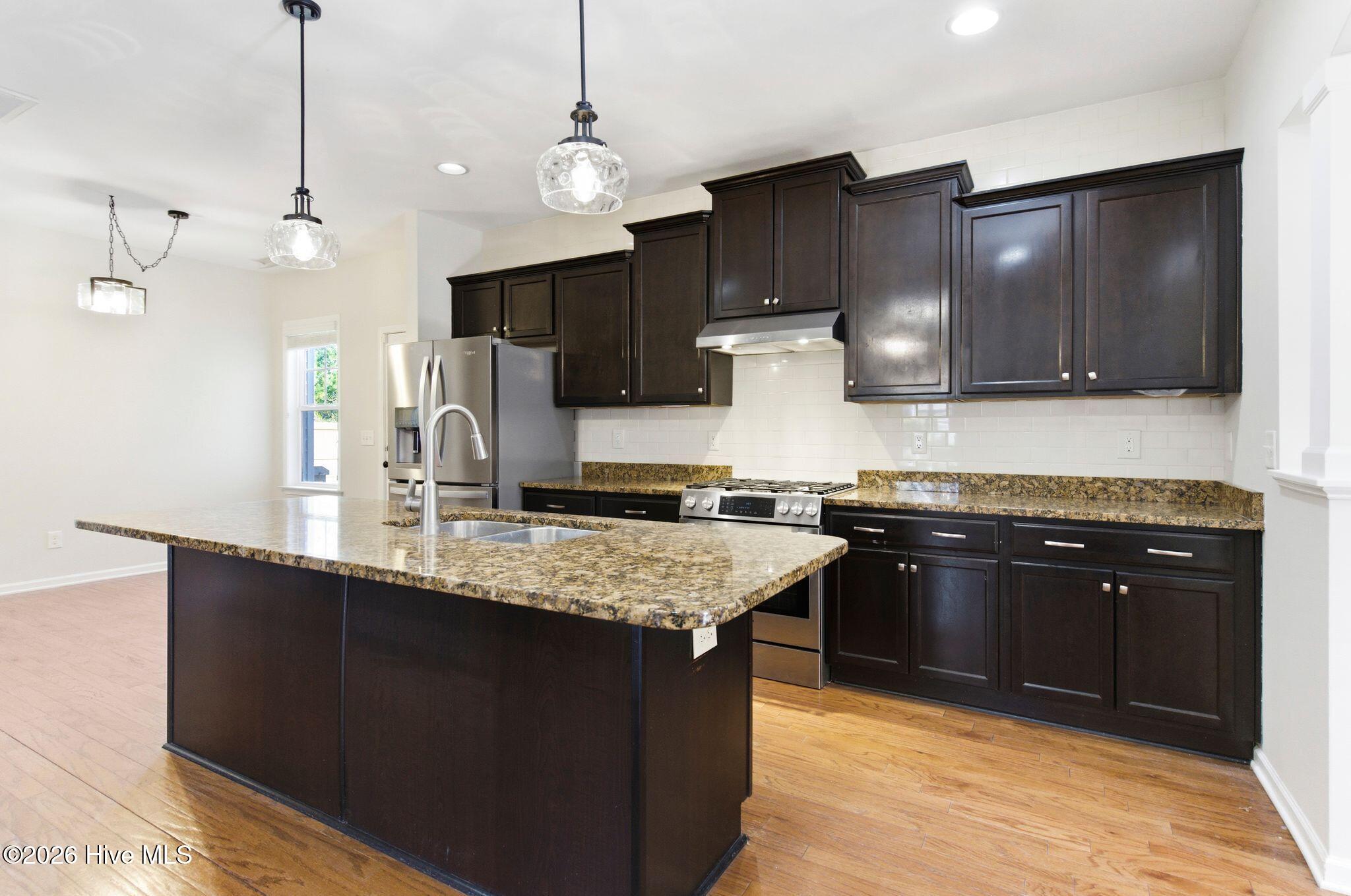 100566859 | Photo 23