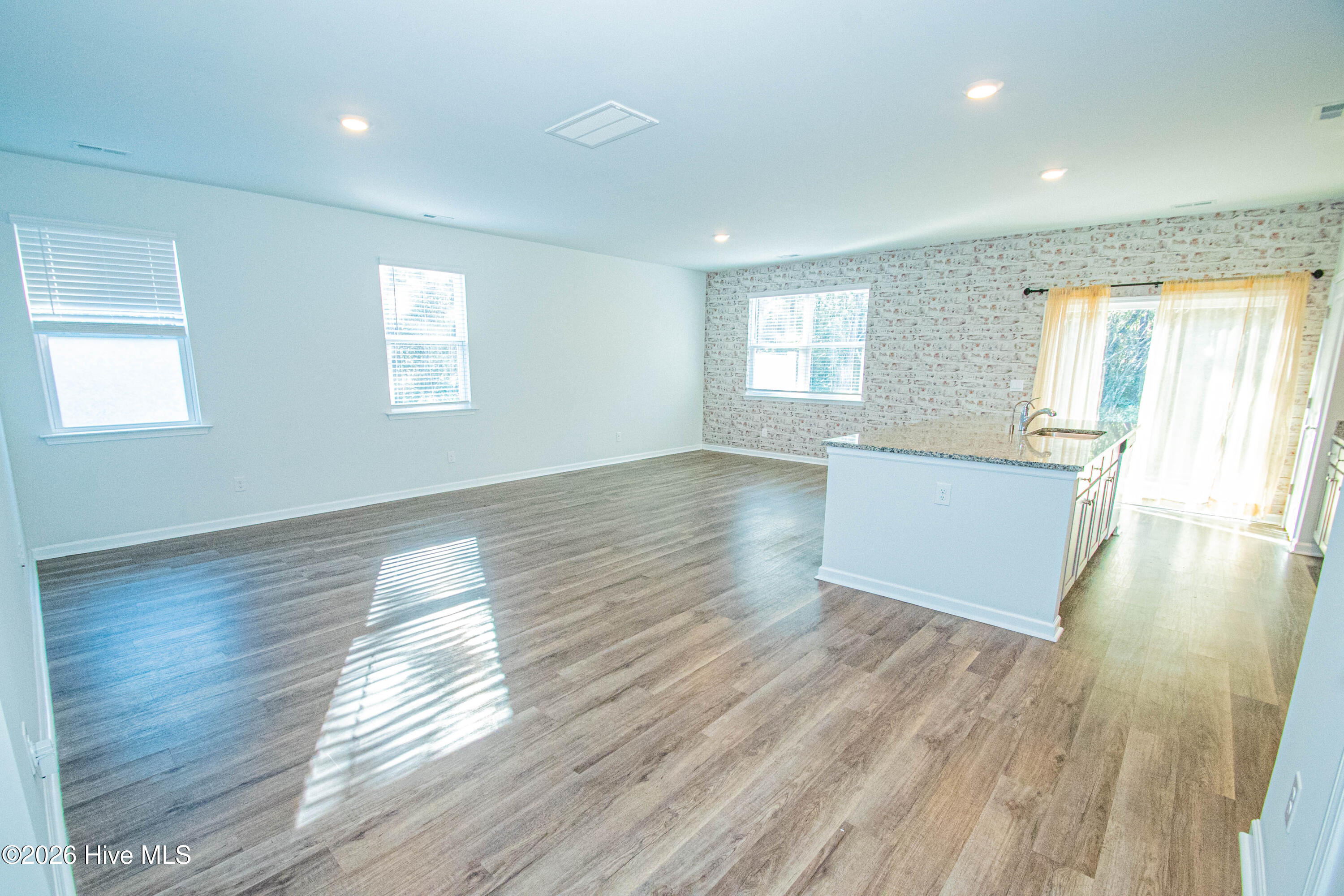 100553957 | Photo 14