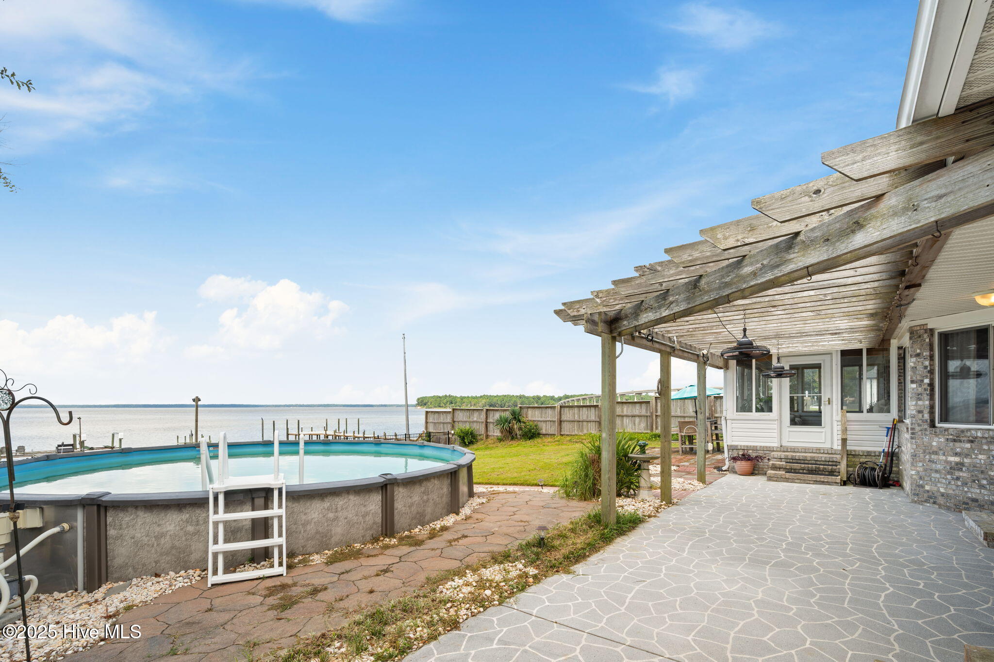 100546125 | Photo 39