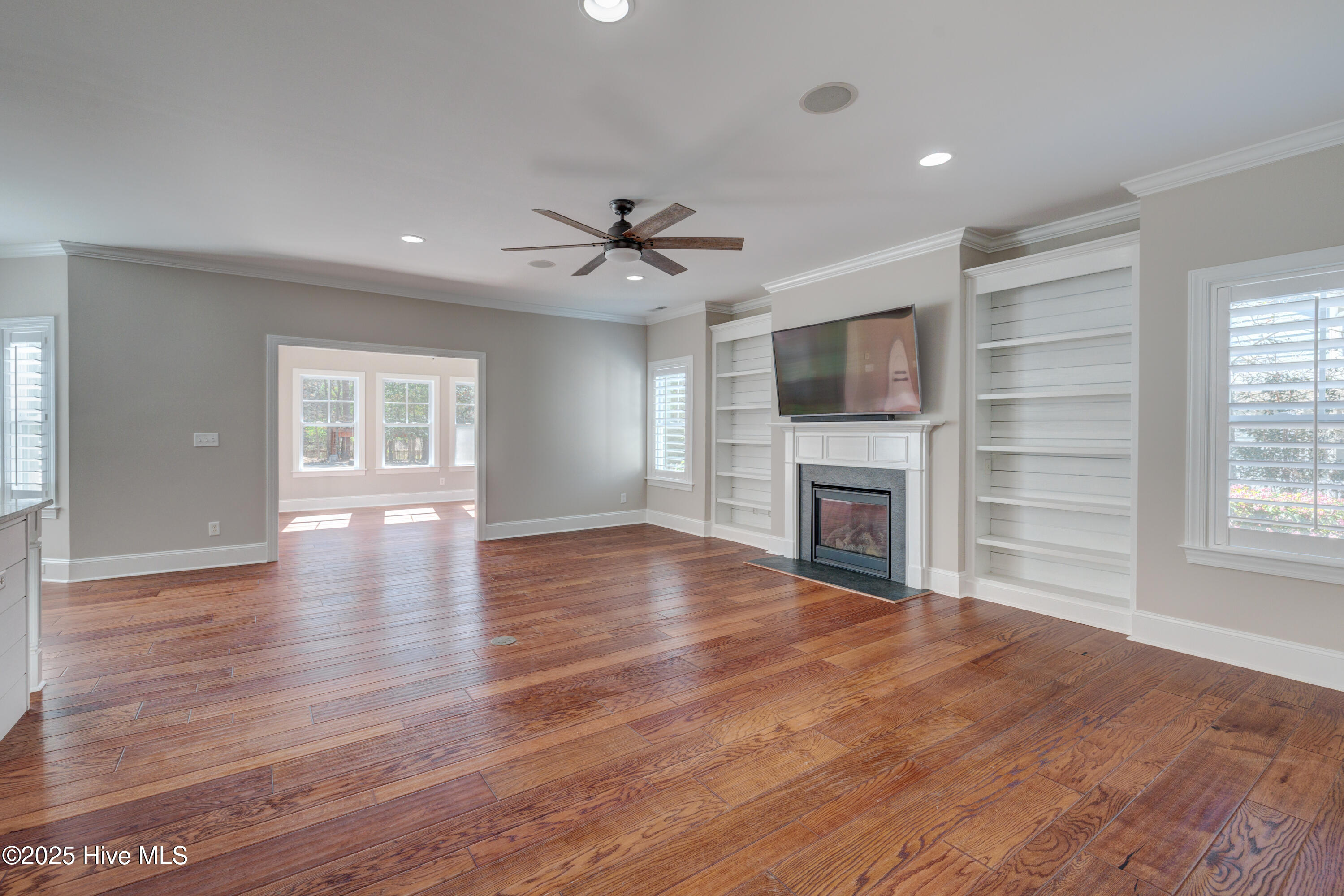 100496540 | Photo 24