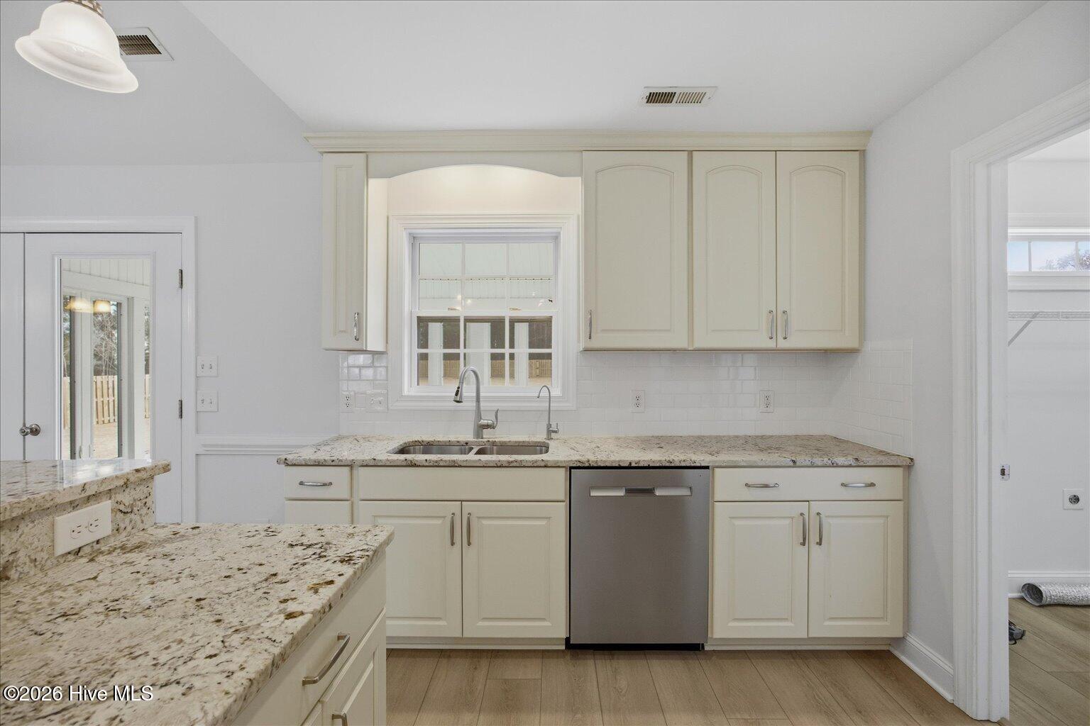 100557907 | Photo 18